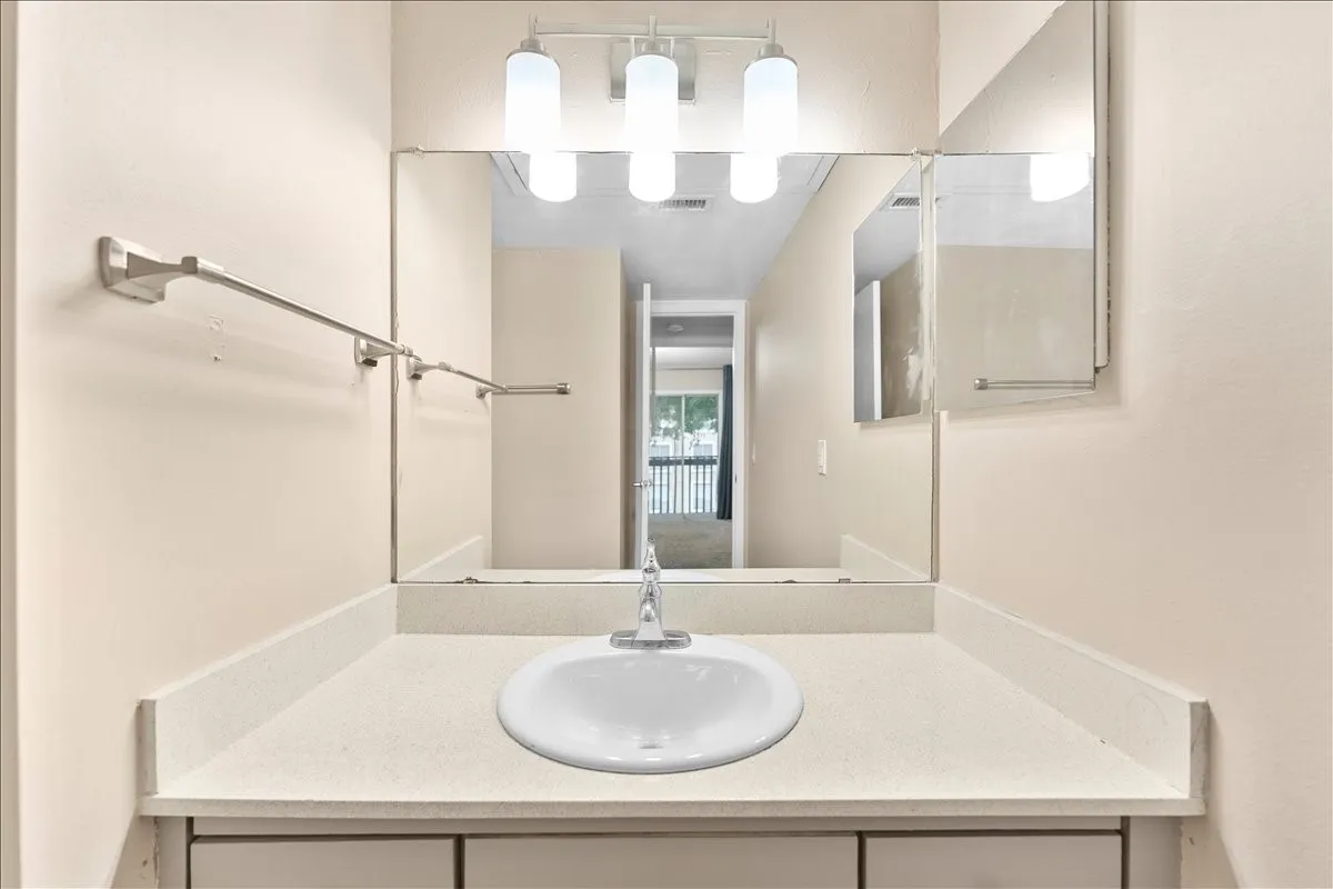 Condominium For Rent in Dallas County , 4859 Cedar Springs Road 241, Dallas, Texas 75219, 1 Bedroom, 1 Bathroom, 1 Garage spaces, 655 Sqft, built in 1970, Preowned, mls#21249114, Real Estate Agent in Dallas, Homes For Rent in Dallas county, Homes For Rent in Dallas, Realtor in Dallas Texas, Real Estate Brokerage Independent Realty Texas, Luminita Cordes Realtor