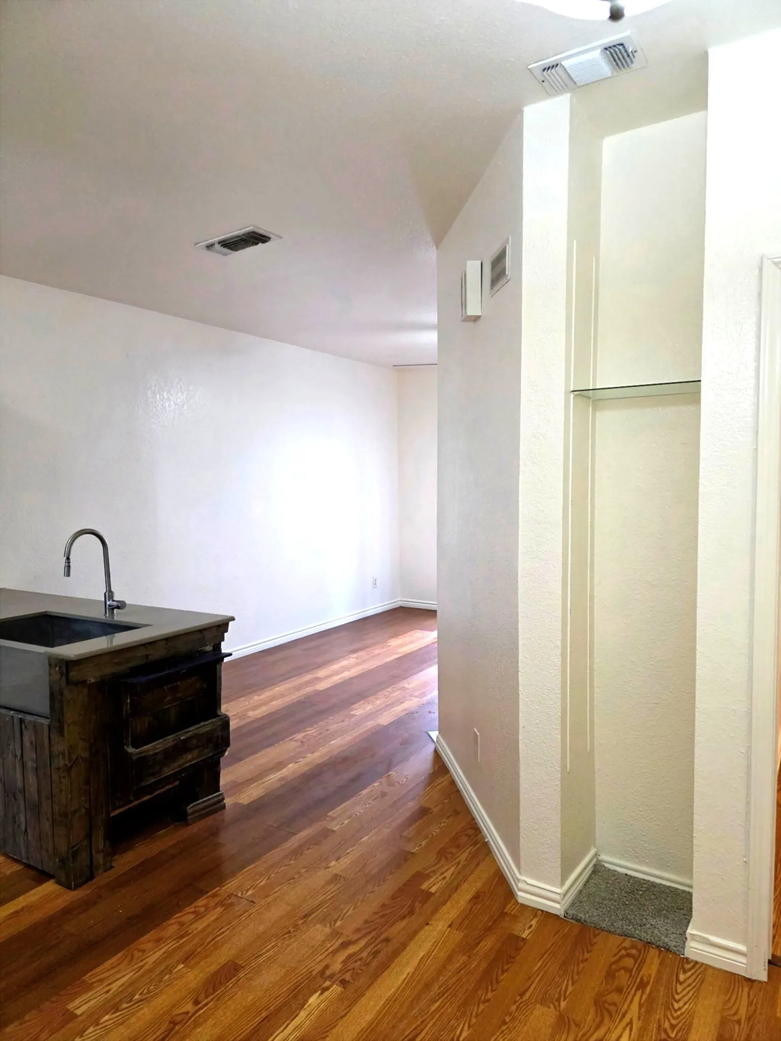 Condominium For Rent in Dallas County , 4800 W Lovers Lane 512, Dallas, Texas 75209, 2 Bedroom, 2 Bathroom, Garage spaces, 874 Sqft, built in 1984, Preowned, mls#21249029, Real Estate Agent in Dallas, Homes For Rent in Dallas county, Homes For Rent in Dallas, Realtor in Dallas Texas, Real Estate Brokerage Independent Realty Texas, Luminita Cordes Realtor