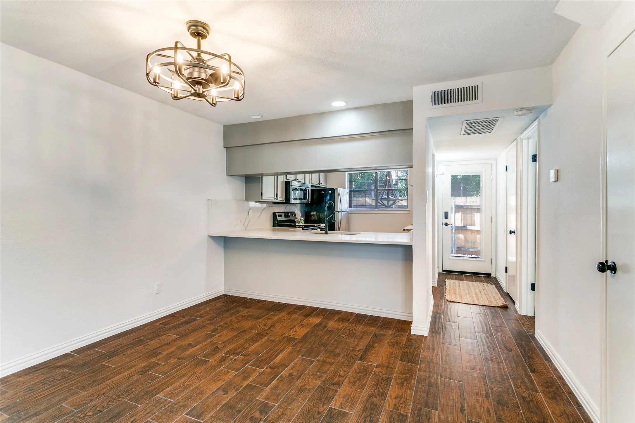 Condominium For Sale in Tarrant County , 1912 Shadowood Trail, Colleyville, Texas 76034, 2 Bedroom, 3 Bathroom, Garage spaces, 1,098 Sqft, built in 1984, Preowned, mls#21246608, Real Estate Agent in Colleyville, Homes For Sale in Tarrant county, Homes For Sale in Colleyville, Realtor in Colleyville Texas, Real Estate Brokerage Independent Realty Texas, Luminita Cordes Realtor