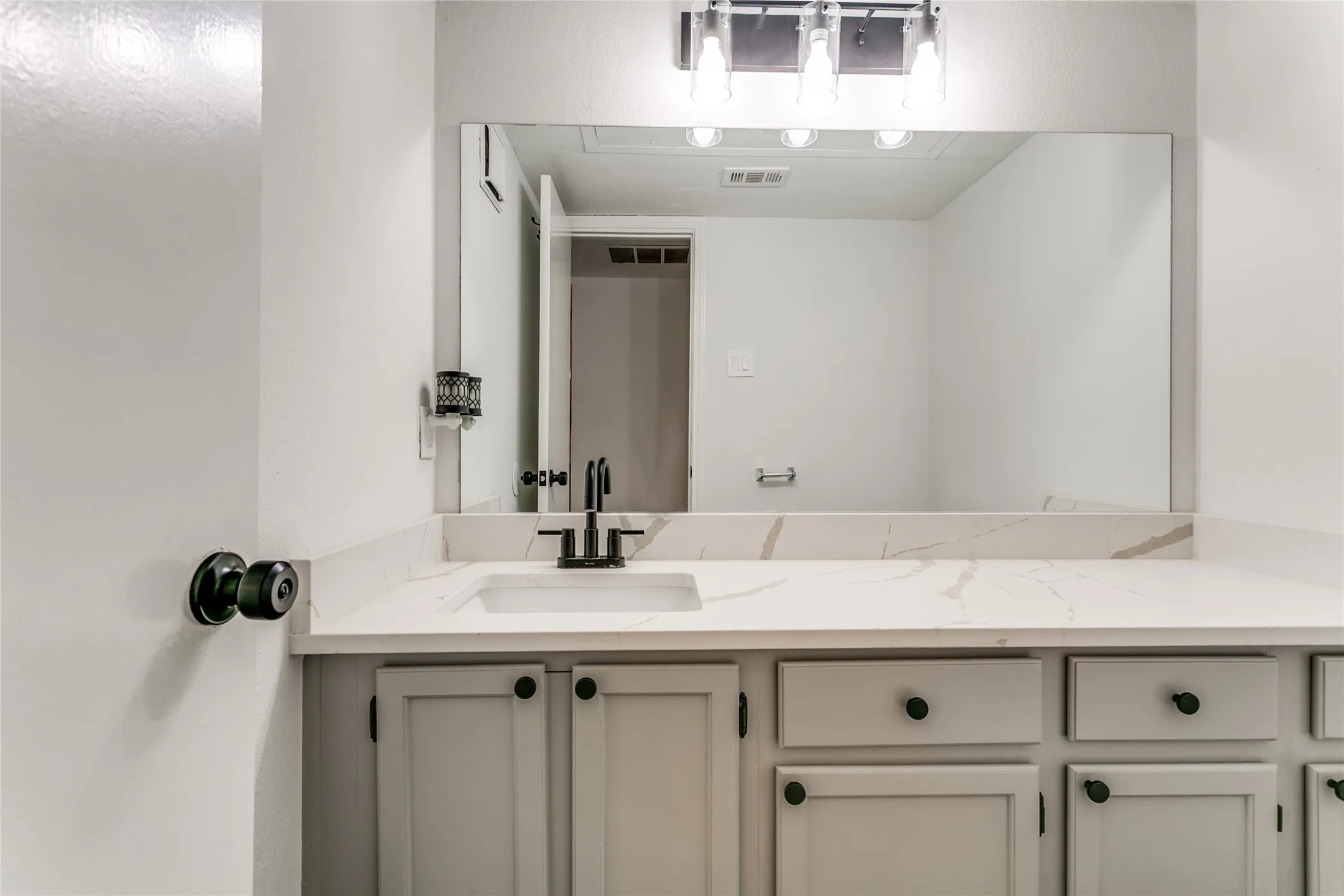 Condominium For Sale in Tarrant County , 1912 Shadowood Trail, Colleyville, Texas 76034, 2 Bedroom, 3 Bathroom, Garage spaces, 1,098 Sqft, built in 1984, Preowned, mls#21246608, Real Estate Agent in Colleyville, Homes For Sale in Tarrant county, Homes For Sale in Colleyville, Realtor in Colleyville Texas, Real Estate Brokerage Independent Realty Texas, Luminita Cordes Realtor