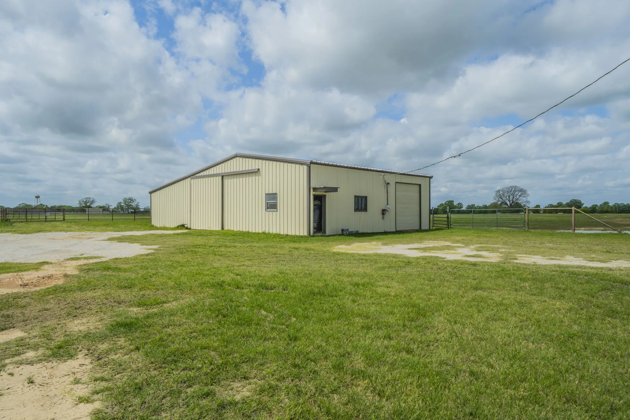 Farm For Sale in Parker County , 1502 N Fm 113, Weatherford, Texas 76088, 3 Bedroom, 3 Bathroom, 3 Garage spaces, 4,268 Sqft, built in 2004, Preowned, mls#21249197, Real Estate Agent in Weatherford, Homes For Sale in Parker county, Homes For Sale in Weatherford, Realtor in Weatherford Texas, Real Estate Brokerage Independent Realty Texas, Luminita Cordes Realtor