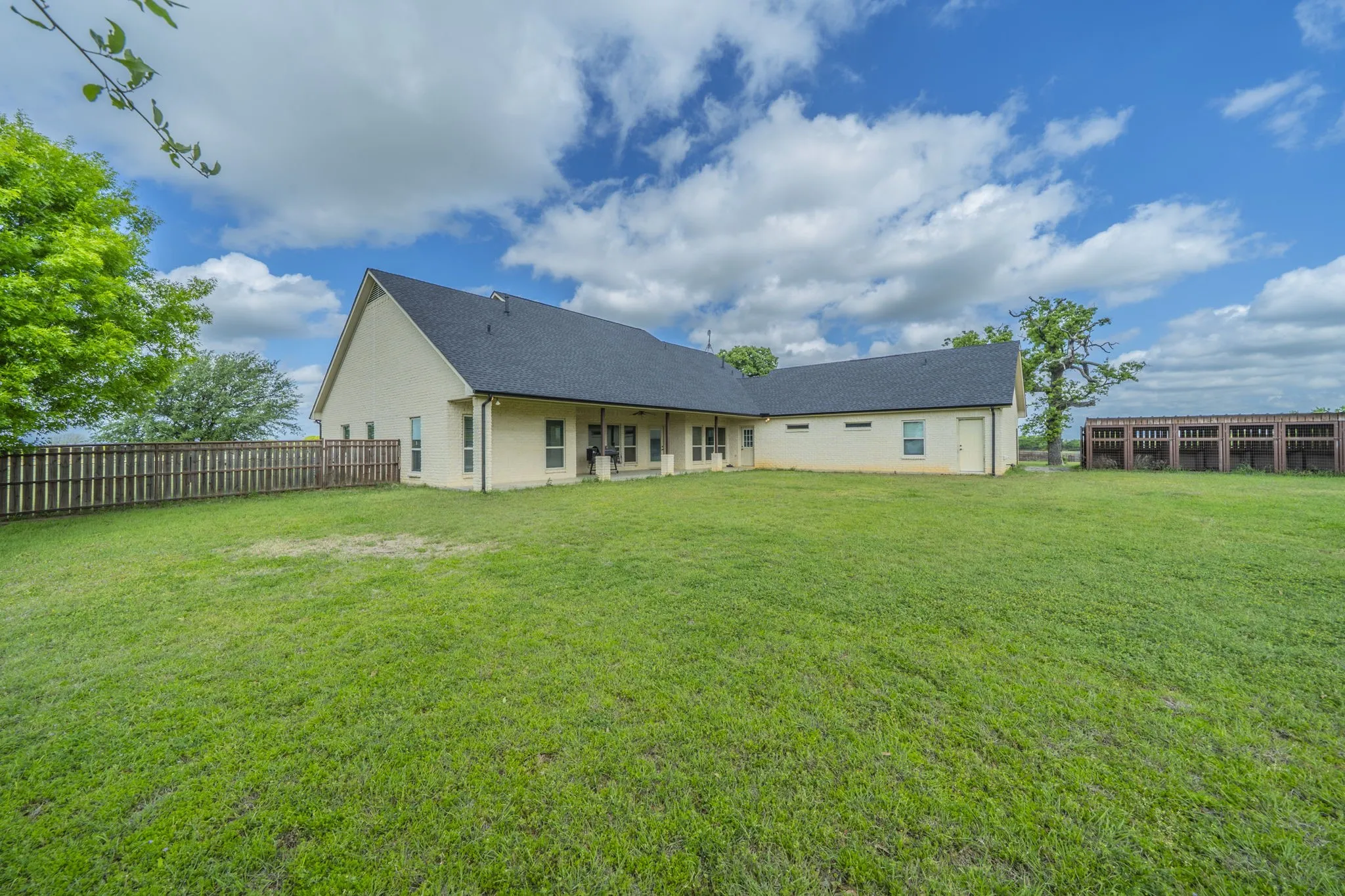 Farm For Sale in Parker County , 1502 N Fm 113, Weatherford, Texas 76088, 3 Bedroom, 3 Bathroom, 3 Garage spaces, 4,268 Sqft, built in 2004, Preowned, mls#21249197, Real Estate Agent in Weatherford, Homes For Sale in Parker county, Homes For Sale in Weatherford, Realtor in Weatherford Texas, Real Estate Brokerage Independent Realty Texas, Luminita Cordes Realtor