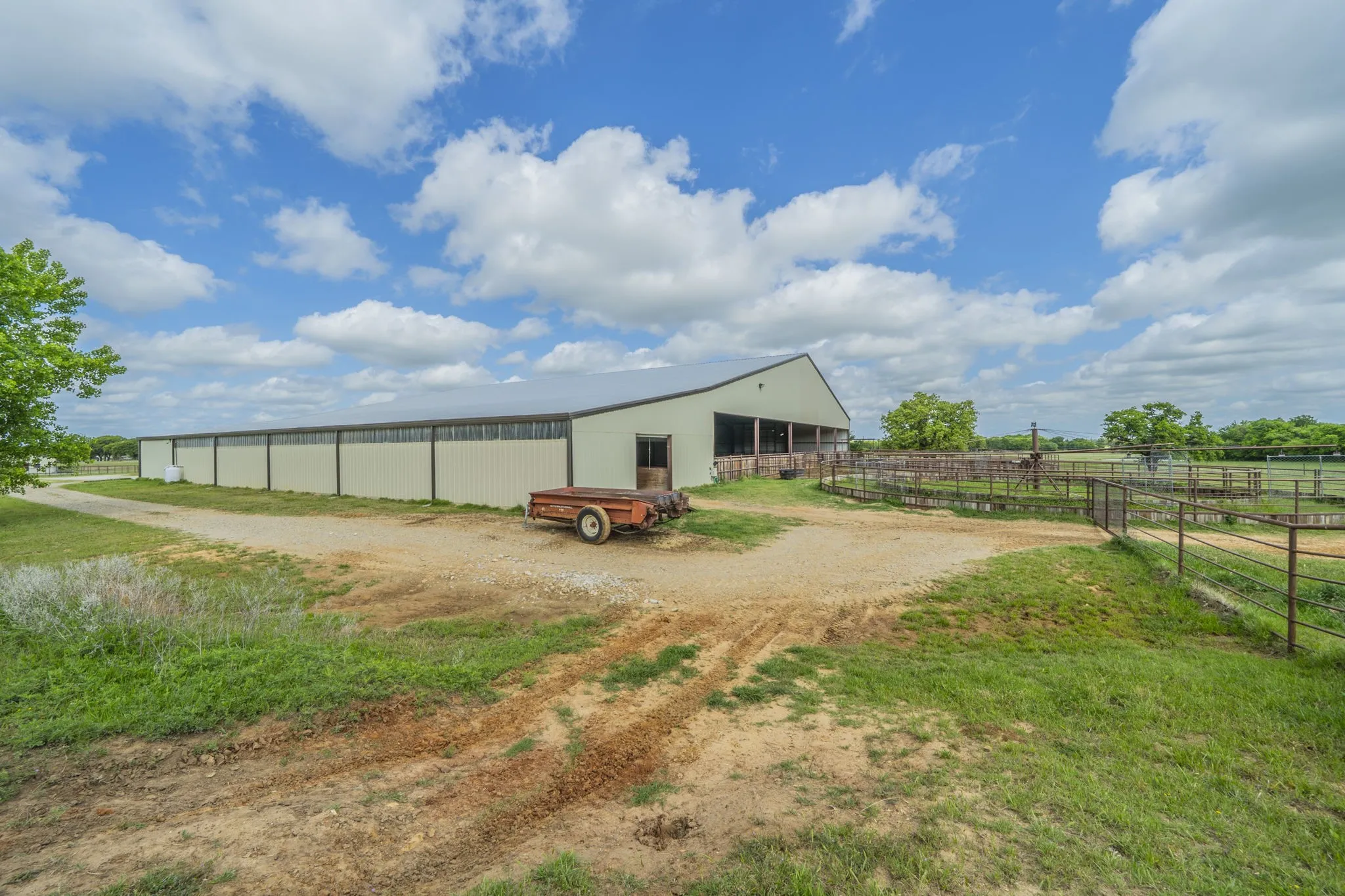 Farm For Sale in Parker County , 1502 N Fm 113, Weatherford, Texas 76088, 3 Bedroom, 3 Bathroom, 3 Garage spaces, 4,268 Sqft, built in 2004, Preowned, mls#21249197, Real Estate Agent in Weatherford, Homes For Sale in Parker county, Homes For Sale in Weatherford, Realtor in Weatherford Texas, Real Estate Brokerage Independent Realty Texas, Luminita Cordes Realtor