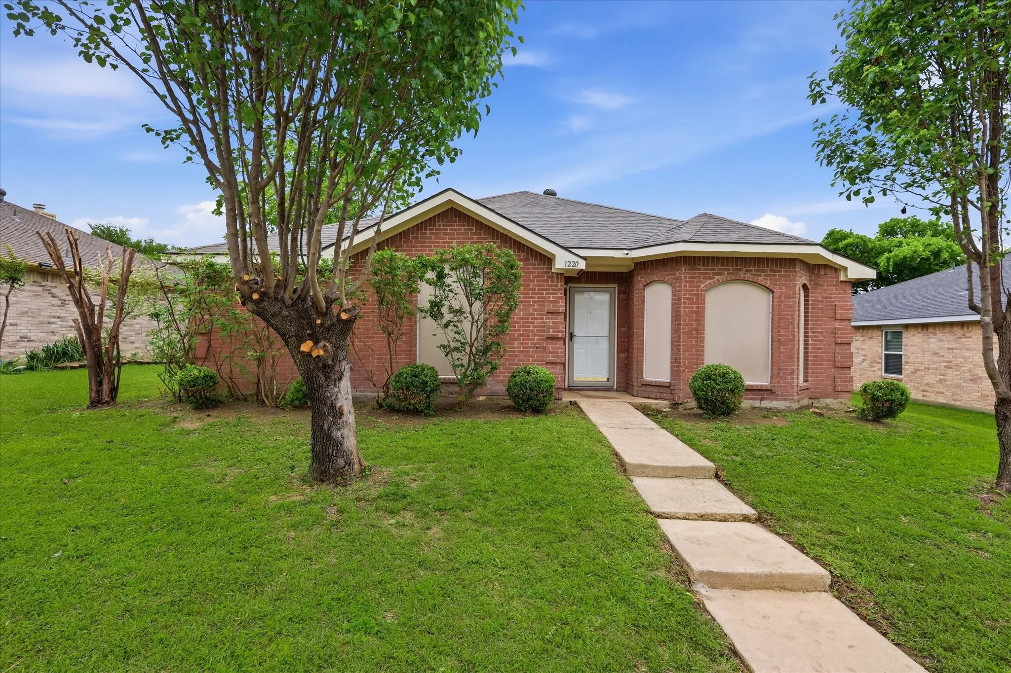 Single Family Residence For Sale in Dallas County , 1220 Cedarcrest Drive, Mesquite, Texas 75149, 3 Bedroom, 2 Bathroom, 2 Garage spaces, 1,349 Sqft, built in 1999, mls#21249124, Real Estate Agent in Mesquite, Homes For Sale in Dallas county, Homes For Sale in Mesquite, Realtor in Mesquite Texas, Real Estate Brokerage Independent Realty Texas, Luminita Cordes Realtor