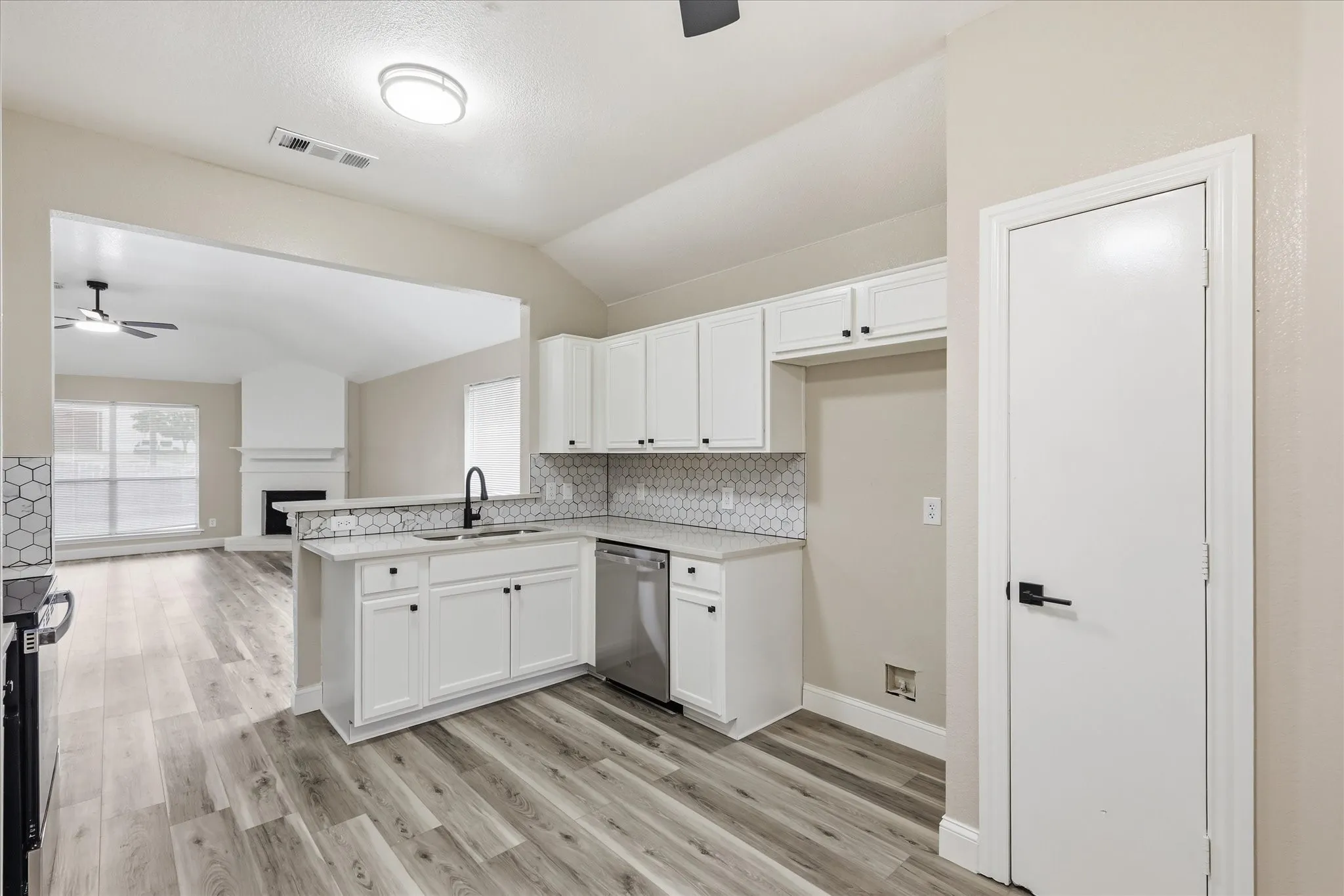 Single Family Residence For Sale in Dallas County , 1220 Cedarcrest Drive, Mesquite, Texas 75149, 3 Bedroom, 2 Bathroom, 2 Garage spaces, 1,349 Sqft, built in 1999, mls#21249124, Real Estate Agent in Mesquite, Homes For Sale in Dallas county, Homes For Sale in Mesquite, Realtor in Mesquite Texas, Real Estate Brokerage Independent Realty Texas, Luminita Cordes Realtor