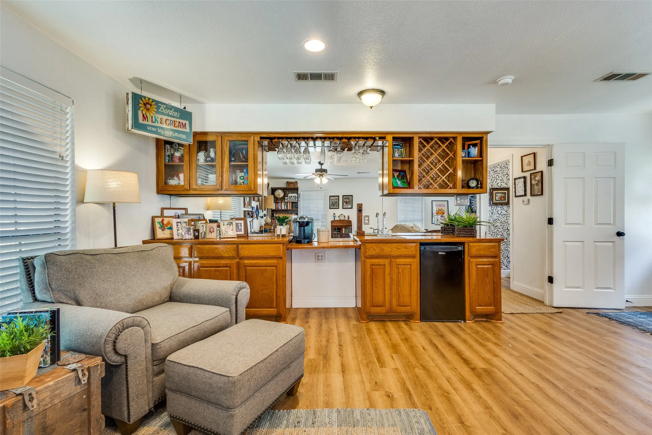 Great room equipped with kitchenette area