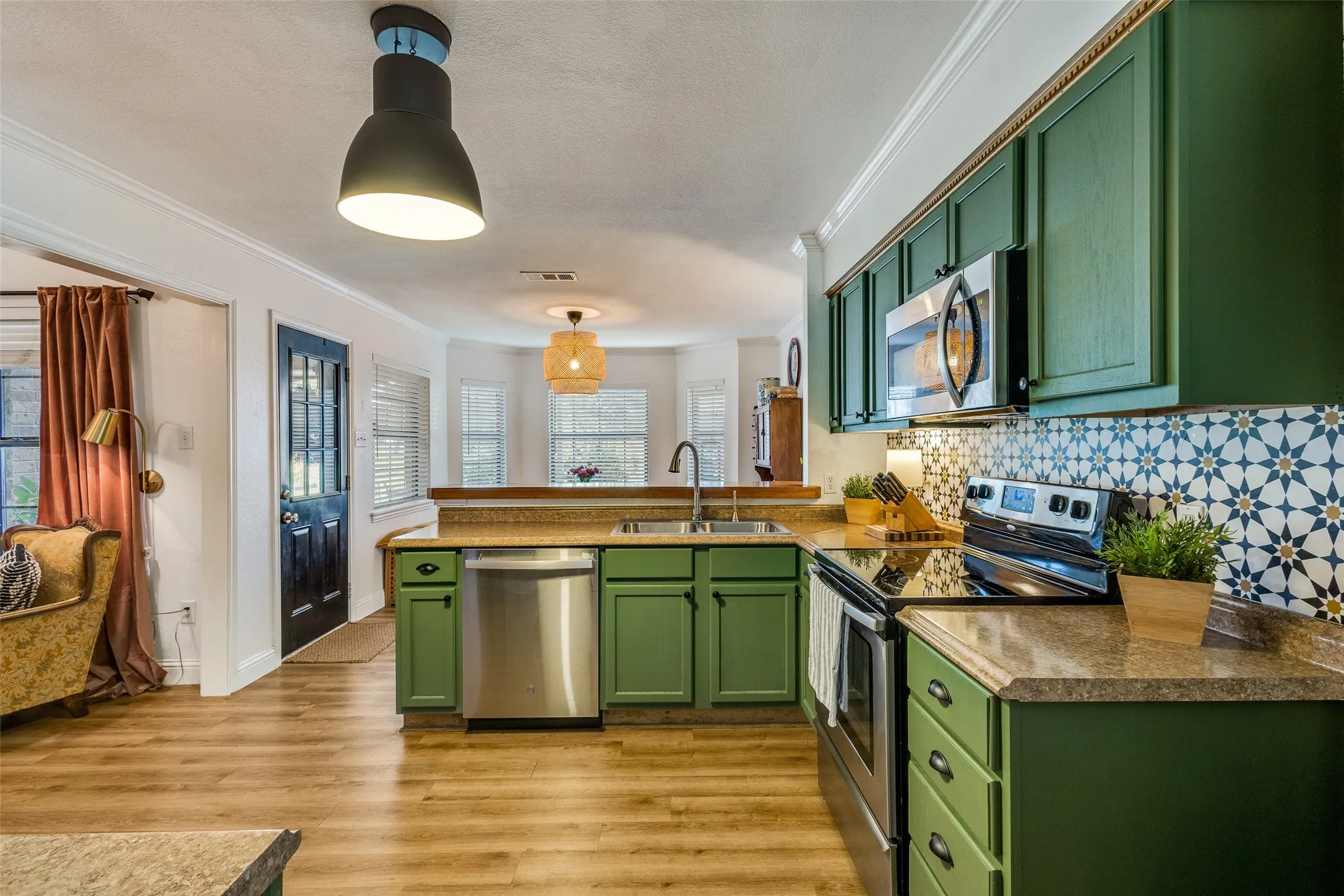 Kitchen overlooks the eat in area