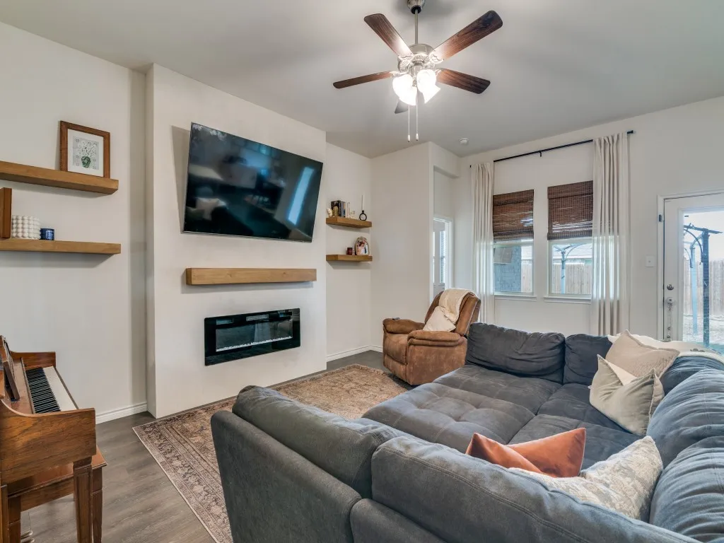 Single Family Residence For Sale in Hunt County , 204 Whitetail Way, Caddo Mills, Texas 75135, 4 Bedroom, 2 Bathroom, 2 Garage spaces, 1,826 Sqft, built in 2022, Preowned, Price $279,900, mls#21248002, Real Estate Agent in Caddo Mills, Homes For Sale in Hunt county, Homes For Sale in Caddo Mills, Realtor in Caddo Mills Texas, Real Estate Brokerage Independent Realty Texas, Luminita Cordes Realtor