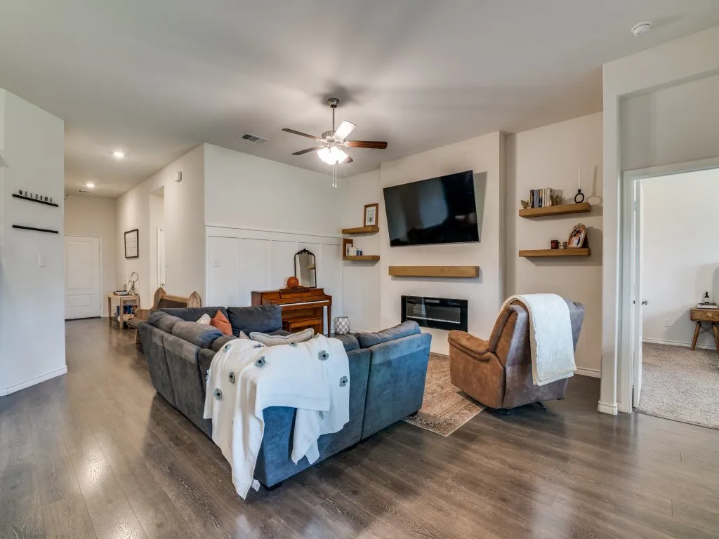 Single Family Residence For Sale in Hunt County , 204 Whitetail Way, Caddo Mills, Texas 75135, 4 Bedroom, 2 Bathroom, 2 Garage spaces, 1,826 Sqft, built in 2022, Preowned, Price $279,900, mls#21248002, Real Estate Agent in Caddo Mills, Homes For Sale in Hunt county, Homes For Sale in Caddo Mills, Realtor in Caddo Mills Texas, Real Estate Brokerage Independent Realty Texas, Luminita Cordes Realtor