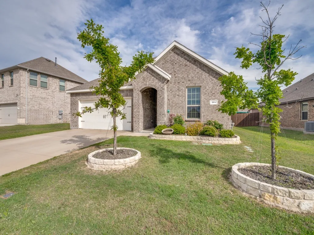 Single Family Residence For Sale in Hunt County , 204 Whitetail Way, Caddo Mills, Texas 75135, 4 Bedroom, 2 Bathroom, 2 Garage spaces, 1,826 Sqft, built in 2022, Preowned, Price $279,900, mls#21248002, Real Estate Agent in Caddo Mills, Homes For Sale in Hunt county, Homes For Sale in Caddo Mills, Realtor in Caddo Mills Texas, Real Estate Brokerage Independent Realty Texas, Luminita Cordes Realtor