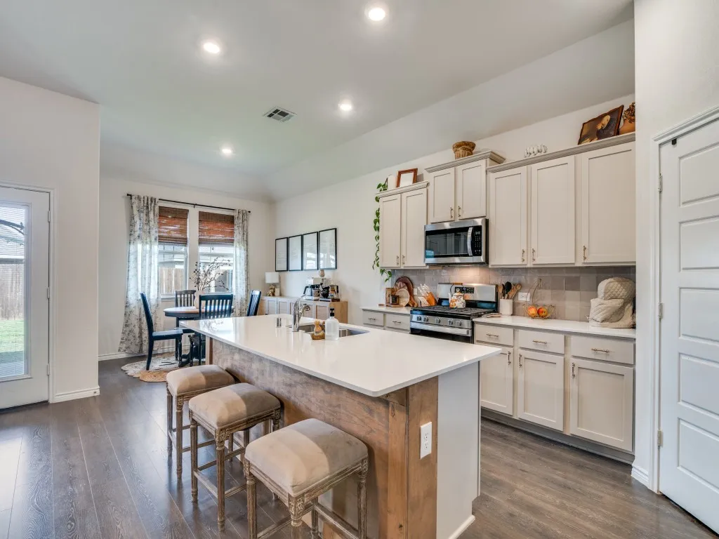 Single Family Residence For Sale in Hunt County , 204 Whitetail Way, Caddo Mills, Texas 75135, 4 Bedroom, 2 Bathroom, 2 Garage spaces, 1,826 Sqft, built in 2022, Preowned, Price $279,900, mls#21248002, Real Estate Agent in Caddo Mills, Homes For Sale in Hunt county, Homes For Sale in Caddo Mills, Realtor in Caddo Mills Texas, Real Estate Brokerage Independent Realty Texas, Luminita Cordes Realtor