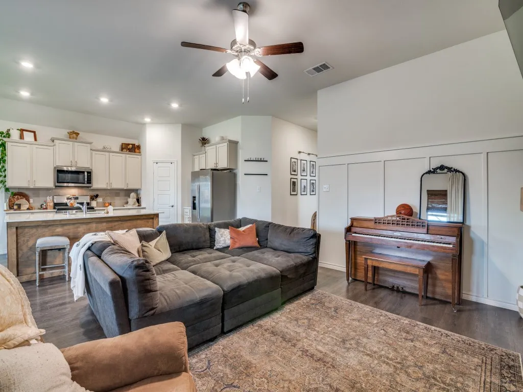 Single Family Residence For Sale in Hunt County , 204 Whitetail Way, Caddo Mills, Texas 75135, 4 Bedroom, 2 Bathroom, 2 Garage spaces, 1,826 Sqft, built in 2022, Preowned, Price $279,900, mls#21248002, Real Estate Agent in Caddo Mills, Homes For Sale in Hunt county, Homes For Sale in Caddo Mills, Realtor in Caddo Mills Texas, Real Estate Brokerage Independent Realty Texas, Luminita Cordes Realtor