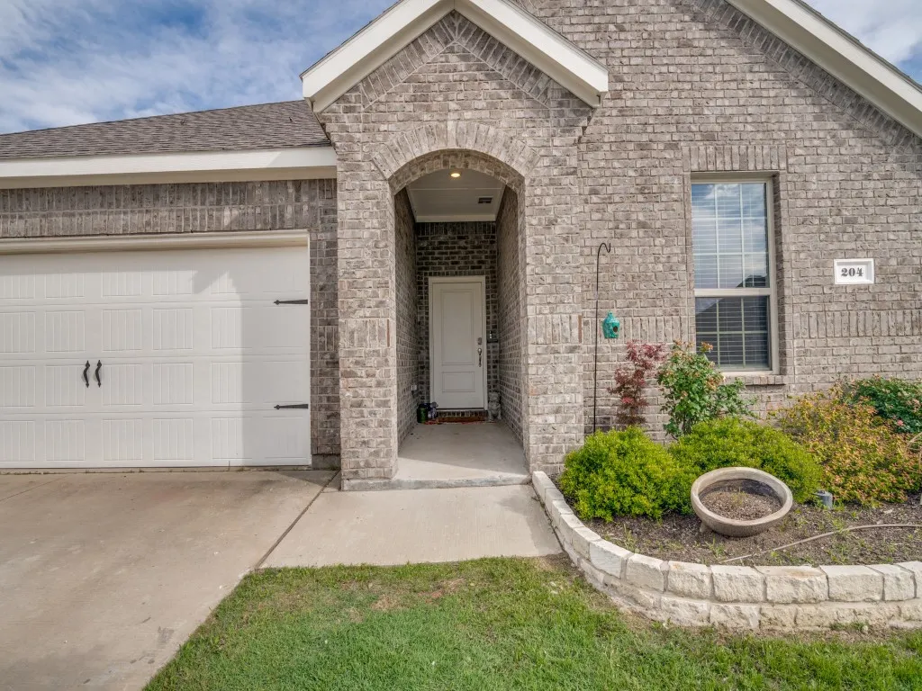 Single Family Residence For Sale in Hunt County , 204 Whitetail Way, Caddo Mills, Texas 75135, 4 Bedroom, 2 Bathroom, 2 Garage spaces, 1,826 Sqft, built in 2022, Preowned, Price $279,900, mls#21248002, Real Estate Agent in Caddo Mills, Homes For Sale in Hunt county, Homes For Sale in Caddo Mills, Realtor in Caddo Mills Texas, Real Estate Brokerage Independent Realty Texas, Luminita Cordes Realtor