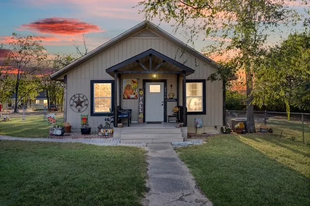 Single Family Residence For Sale in Hill County , 406 S LLano Street, Whitney, Texas 76692, 2 Bedroom, 1 Bathroom, Garage spaces, 936 Sqft, built in 1940, Preowned, mls#21245560, Real Estate Agent in Whitney, Homes For Sale in Hill county, Homes For Sale in Whitney, Realtor in Whitney Texas, Real Estate Brokerage Independent Realty Texas, Luminita Cordes Realtor