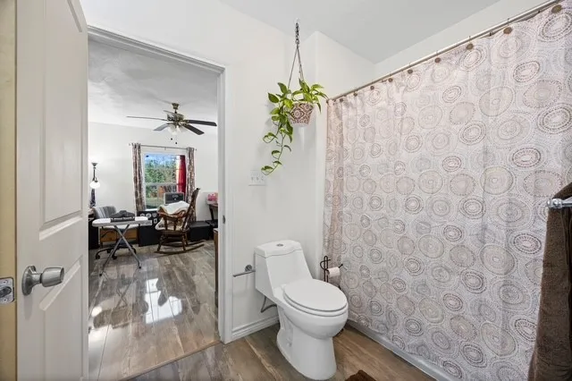 Single Family Residence For Sale in Hill County , 406 S LLano Street, Whitney, Texas 76692, 2 Bedroom, 1 Bathroom, Garage spaces, 936 Sqft, built in 1940, Preowned, mls#21245560, Real Estate Agent in Whitney, Homes For Sale in Hill county, Homes For Sale in Whitney, Realtor in Whitney Texas, Real Estate Brokerage Independent Realty Texas, Luminita Cordes Realtor