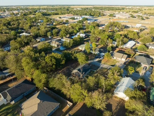 Single Family Residence For Sale in Hill County , 406 S LLano Street, Whitney, Texas 76692, 2 Bedroom, 1 Bathroom, Garage spaces, 936 Sqft, built in 1940, Preowned, mls#21245560, Real Estate Agent in Whitney, Homes For Sale in Hill county, Homes For Sale in Whitney, Realtor in Whitney Texas, Real Estate Brokerage Independent Realty Texas, Luminita Cordes Realtor