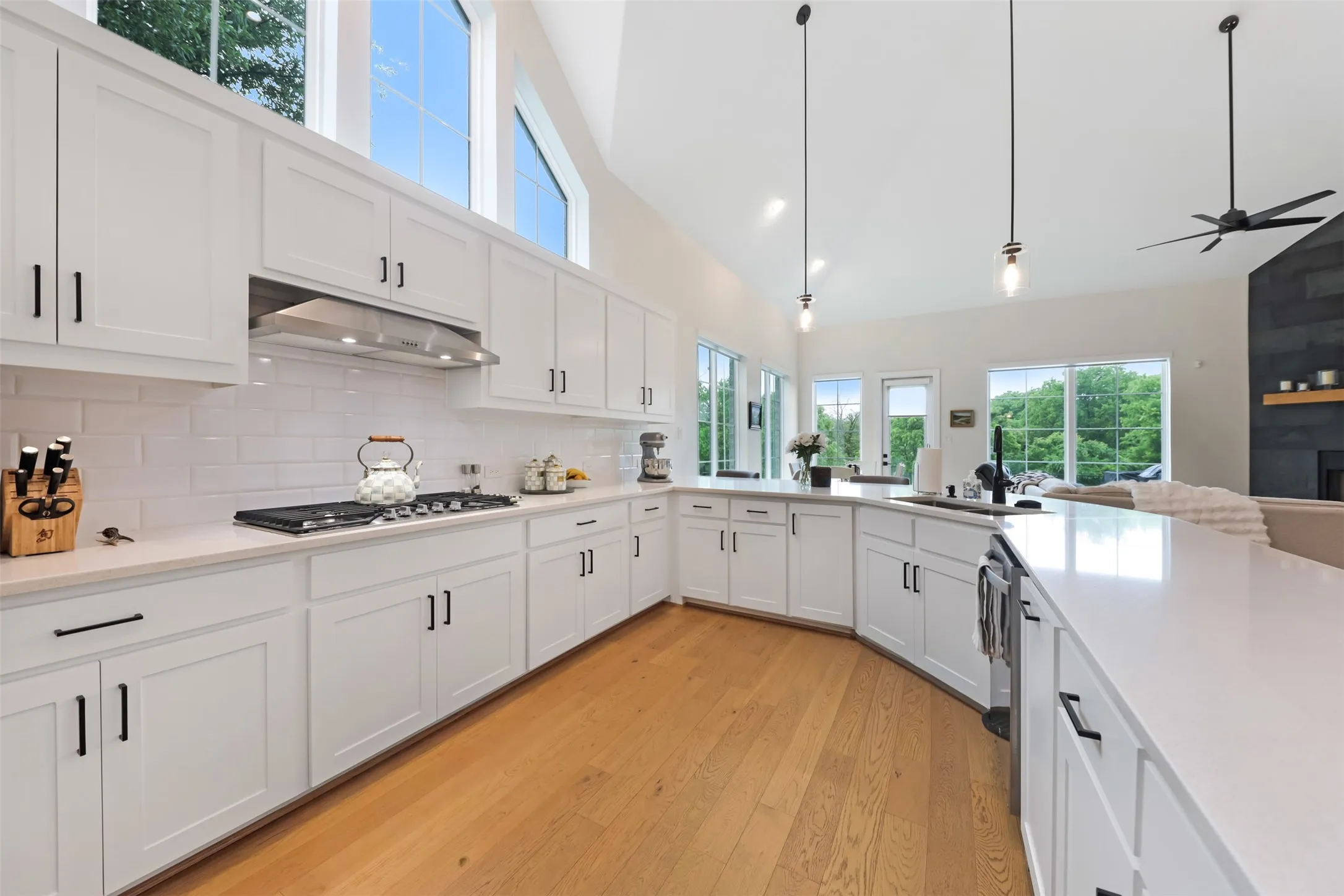 Single Family Residence For Sale in Denton County , 813 Dogwood Trail, Aubrey, Texas 76227, 3 Bedroom, 3 Bathroom, 2 Garage spaces, 2,633 Sqft, built in 2023, mls#21249168, Real Estate Agent in Aubrey, Homes For Sale in Denton county, Homes For Sale in Aubrey, Realtor in Aubrey Texas, Real Estate Brokerage Independent Realty Texas, Luminita Cordes Realtor
