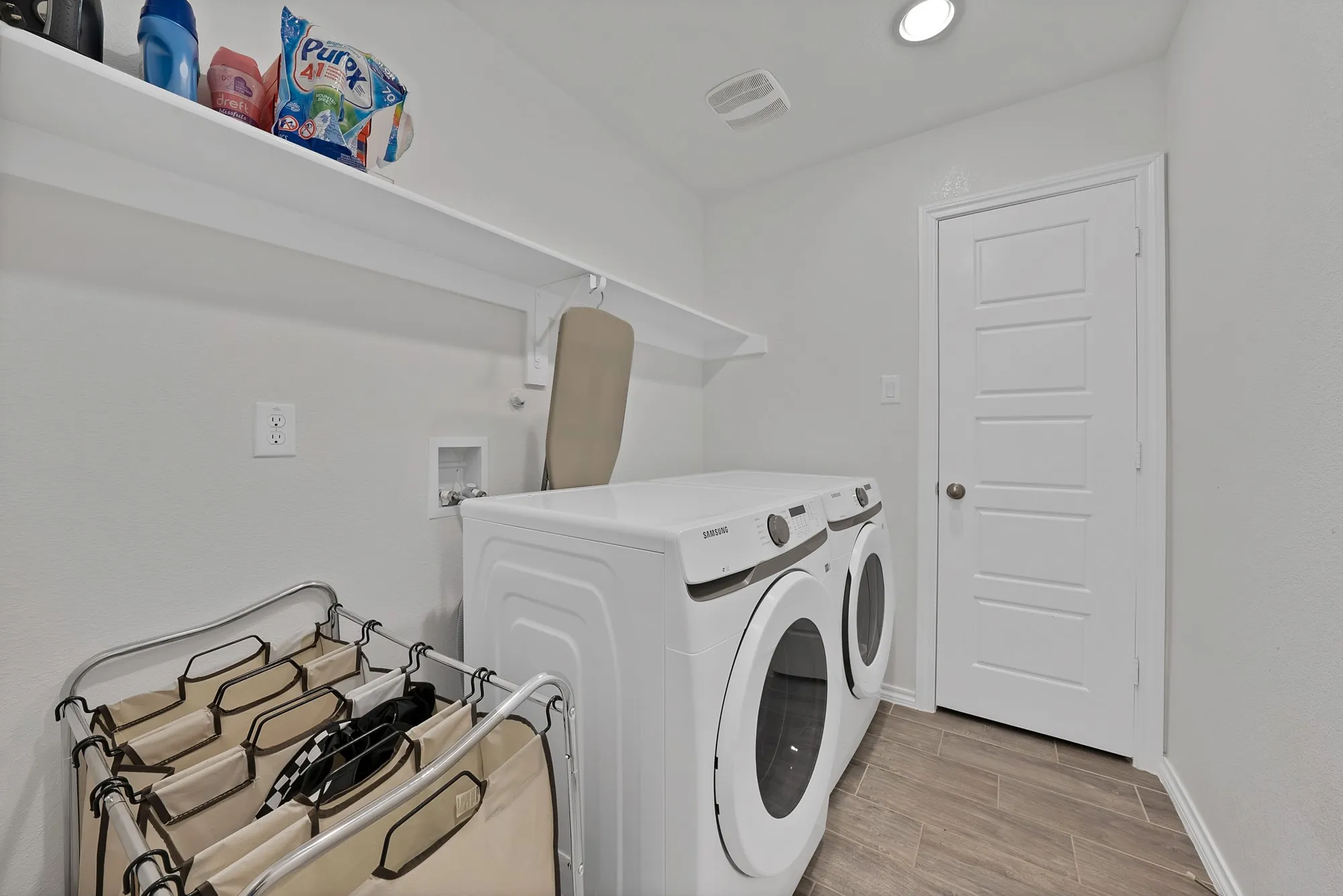 Single Family Residence For Sale in Ellis County , 340 Freestall Drive, Midlothian, Texas 76065, 4 Bedroom, 2 Bathroom, 2 Garage spaces, 2,178 Sqft, built in 2023, Preowned, Price $434,000, mls#21246298, Real Estate Agent in Midlothian, Homes For Sale in Ellis county, Homes For Sale in Midlothian, Realtor in Midlothian Texas, Real Estate Brokerage Independent Realty Texas, Luminita Cordes Realtor