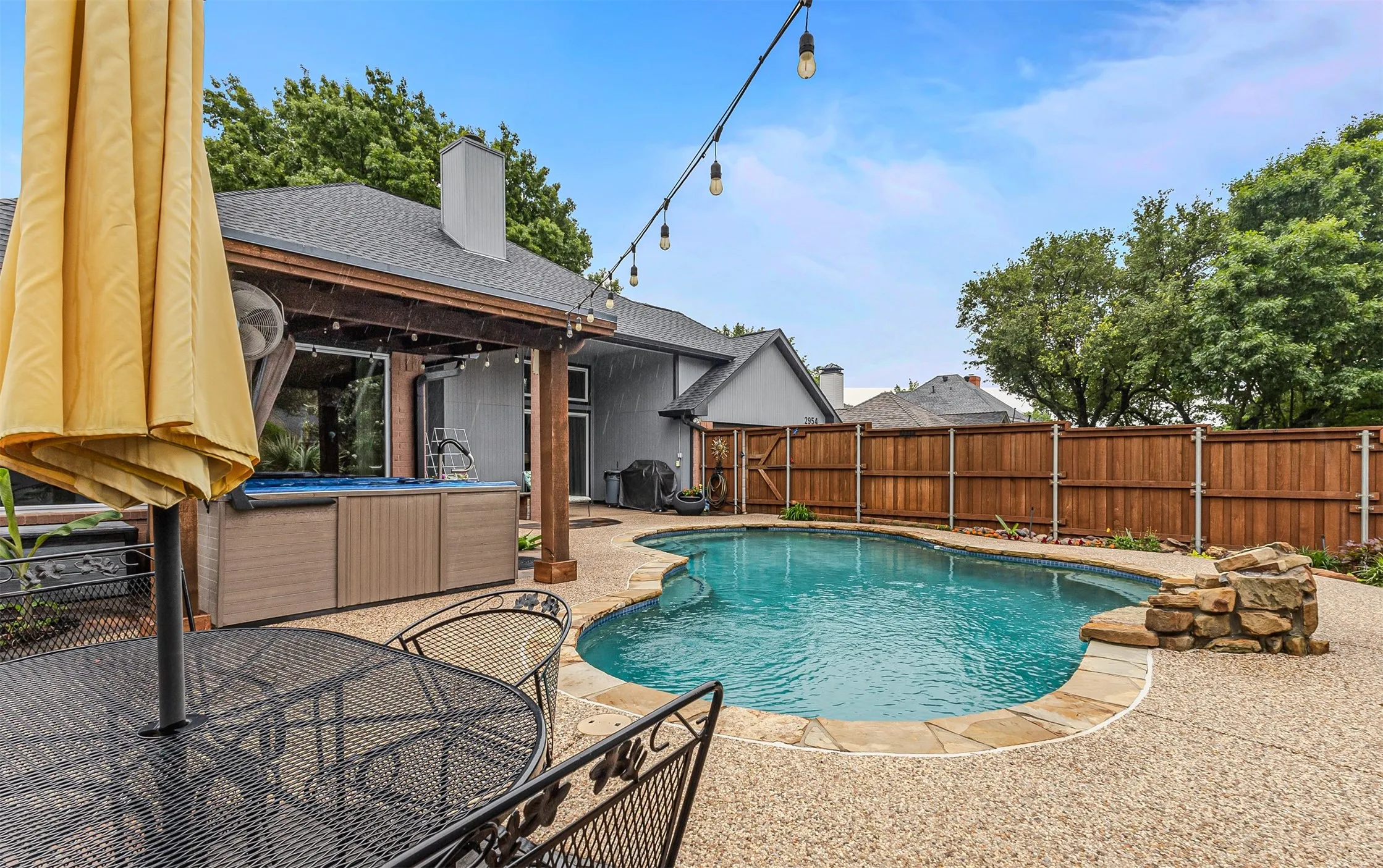 Single Family Residence For Sale in Rockwall County , 2954 Oak Drive, Rockwall, Texas 75032, 3 Bedroom, 2 Bathroom, 2 Garage spaces, 2,117 Sqft, built in 1992, Preowned, Price $515,000, mls#21232077, Real Estate Agent in Rockwall, Homes For Sale in Rockwall county, Homes For Sale in Rockwall, Realtor in Rockwall Texas, Real Estate Brokerage Independent Realty Texas, Luminita Cordes Realtor