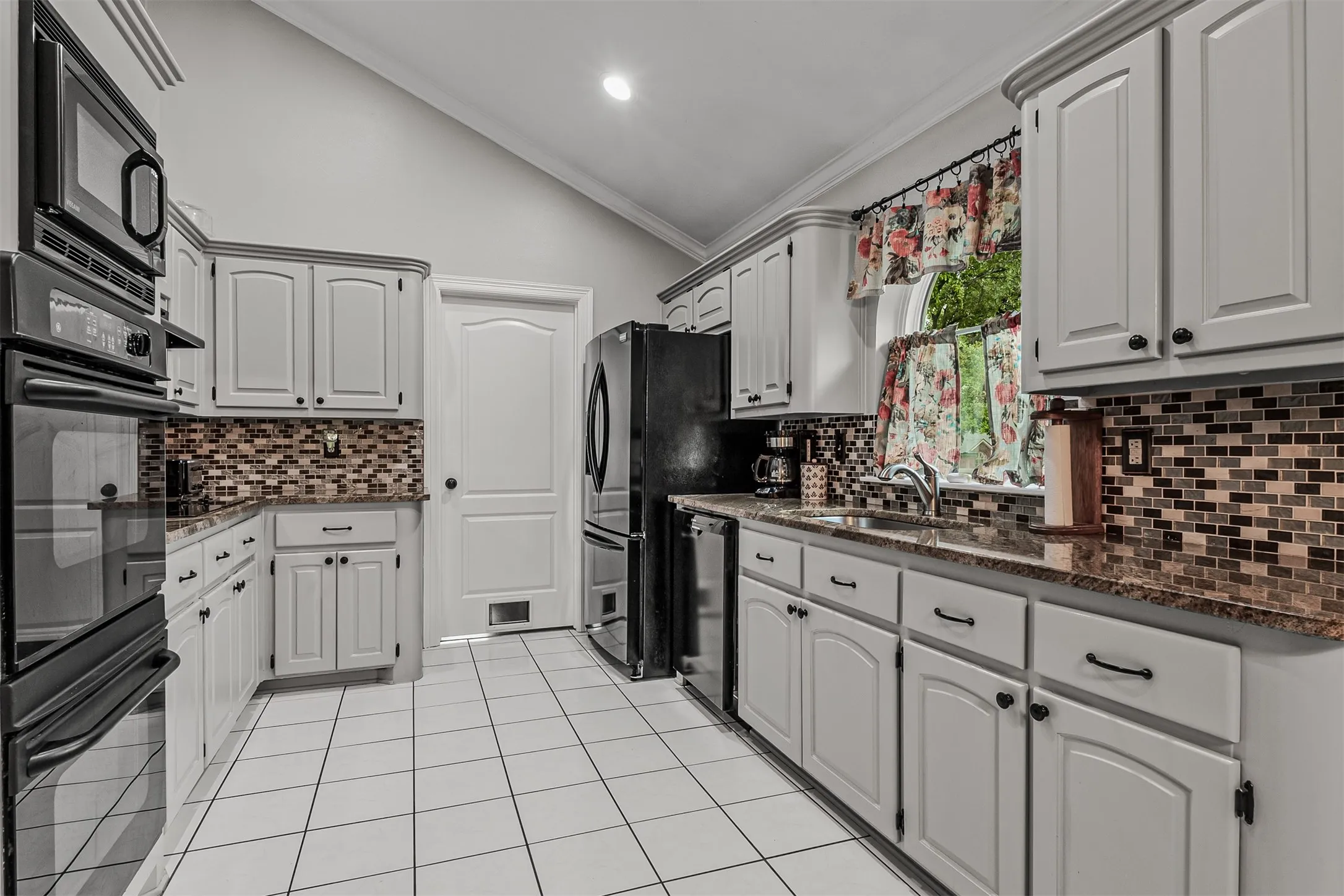 Spacious kitchen with granite, new double oven and breakfast area