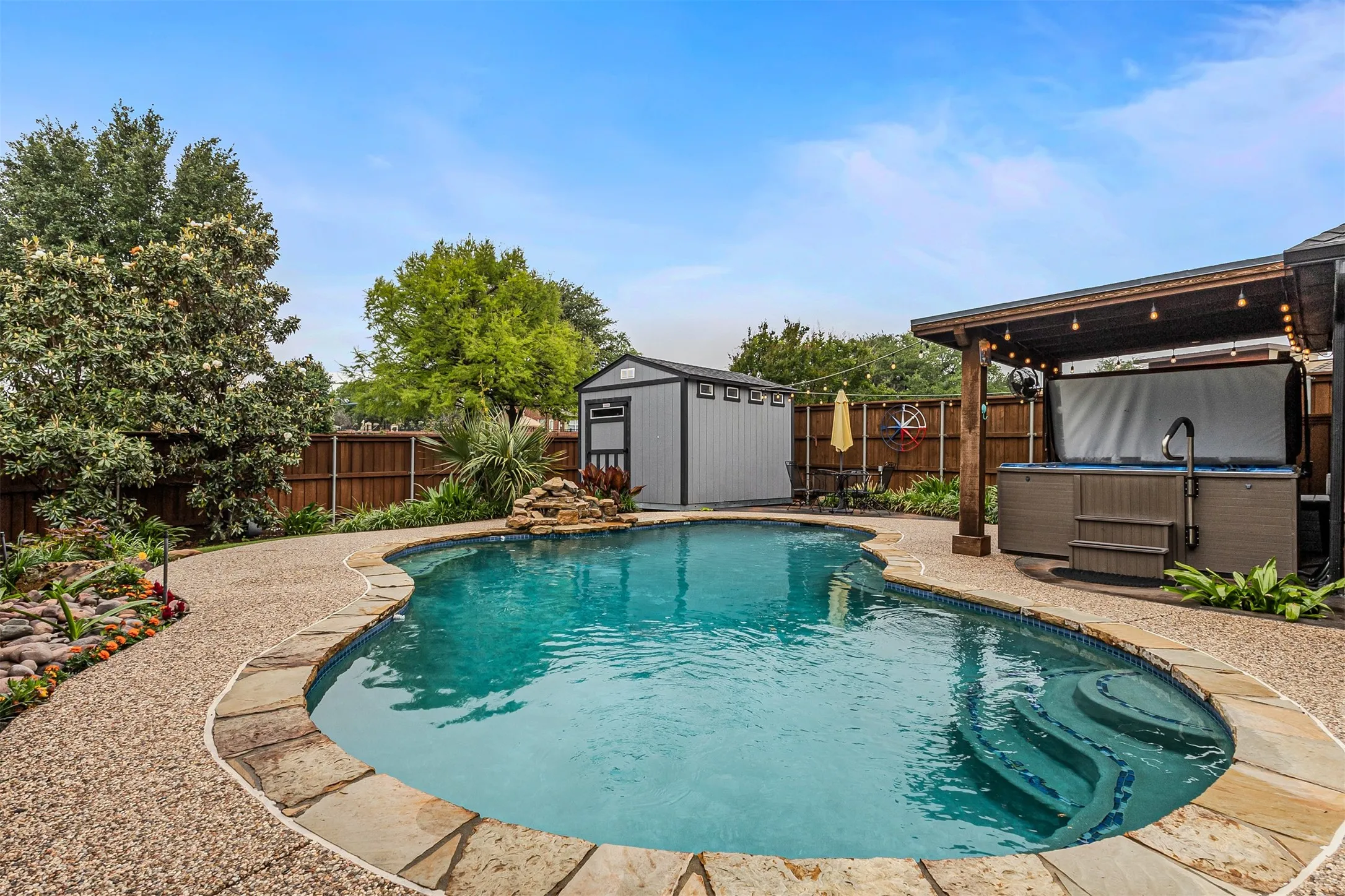 Single Family Residence For Sale in Rockwall County , 2954 Oak Drive, Rockwall, Texas 75032, 3 Bedroom, 2 Bathroom, 2 Garage spaces, 2,117 Sqft, built in 1992, Preowned, Price $515,000, mls#21232077, Real Estate Agent in Rockwall, Homes For Sale in Rockwall county, Homes For Sale in Rockwall, Realtor in Rockwall Texas, Real Estate Brokerage Independent Realty Texas, Luminita Cordes Realtor