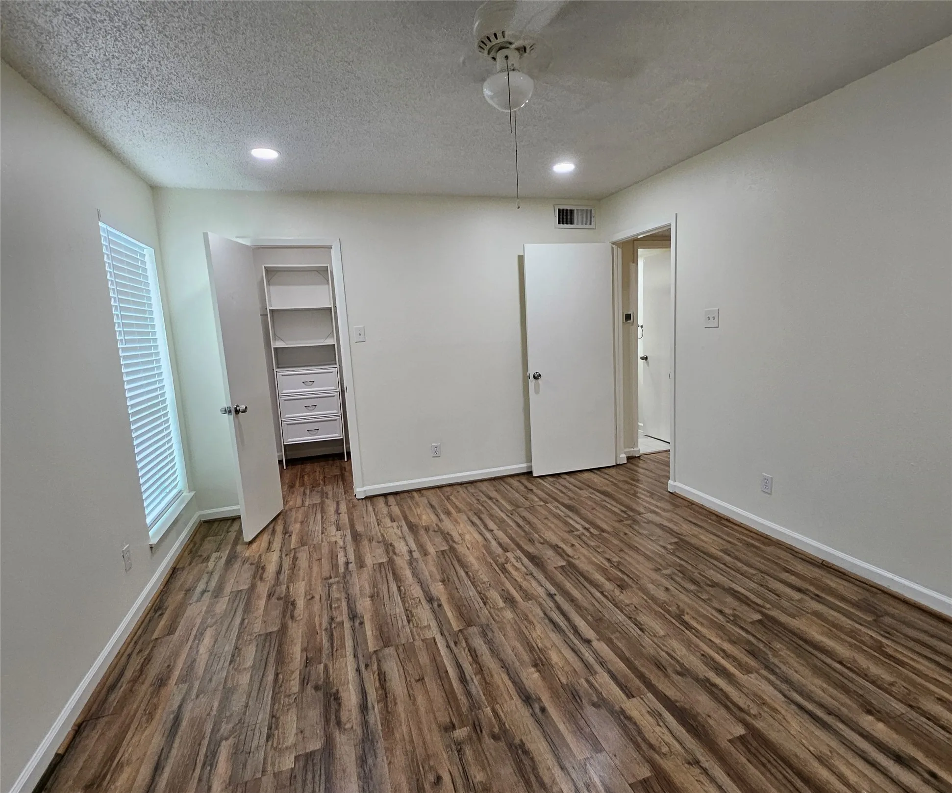Condominium For Sale in Dallas County , 12816 Midway Road 1067, Dallas, Texas 75244, 1 Bedroom, 1 Bathroom, Garage spaces, 658 Sqft, built in 1970, Preowned, mls#21248071, Real Estate Agent in Dallas, Homes For Sale in Dallas county, Homes For Sale in Dallas, Realtor in Dallas Texas, Real Estate Brokerage Independent Realty Texas, Luminita Cordes Realtor
