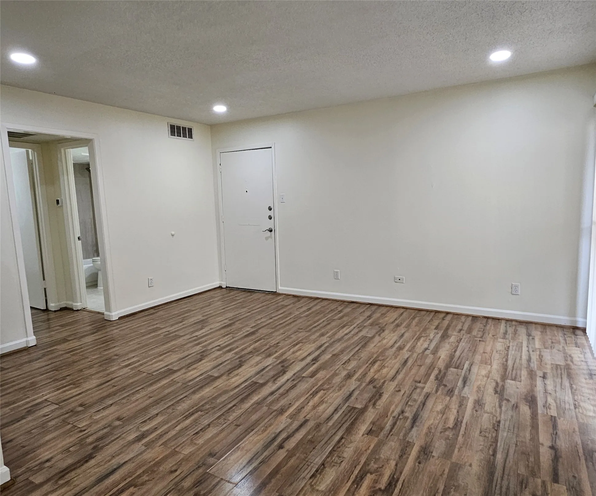Condominium For Sale in Dallas County , 12816 Midway Road 1067, Dallas, Texas 75244, 1 Bedroom, 1 Bathroom, Garage spaces, 658 Sqft, built in 1970, Preowned, mls#21248071, Real Estate Agent in Dallas, Homes For Sale in Dallas county, Homes For Sale in Dallas, Realtor in Dallas Texas, Real Estate Brokerage Independent Realty Texas, Luminita Cordes Realtor