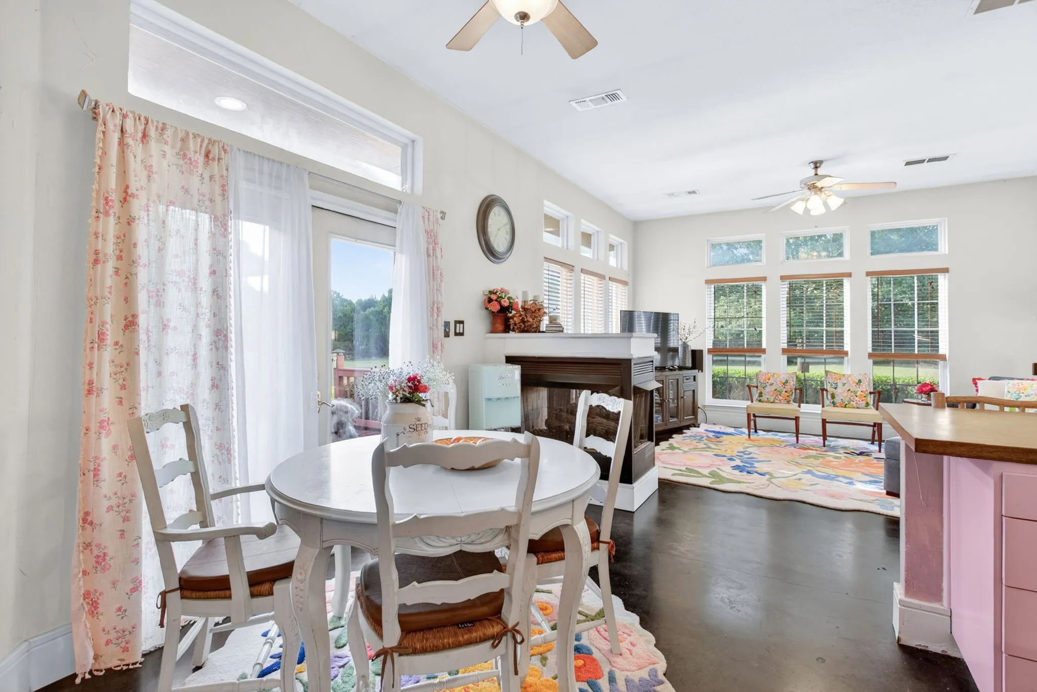 Breakfast nook with lovely views to the HUGE back deck.