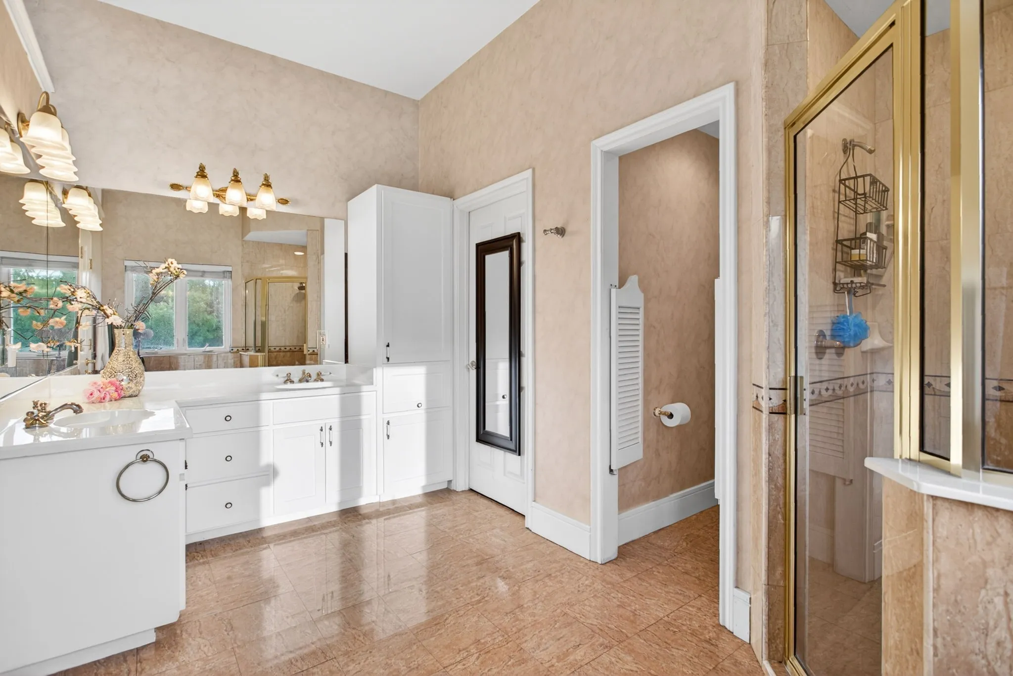 The ensuite has gotten a facelift with freshened cabinets. The gorgeous warm tile and gold fixtures hearken to another era. Romance!