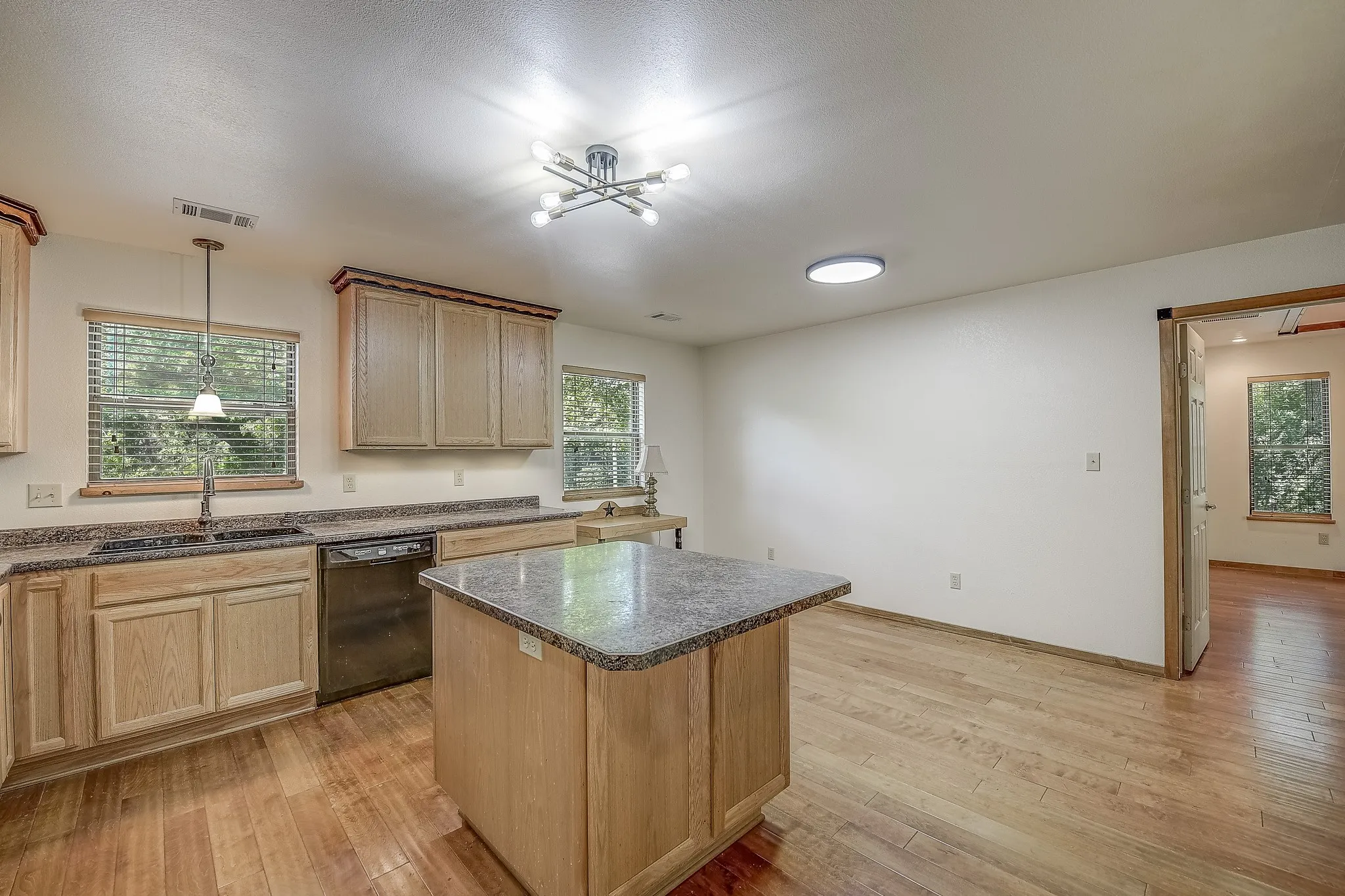 Single Family Residence For Sale in Montague County , 41 Crestline Court, Nocona, Texas 76255, 3 Bedroom, 3 Bathroom, 2 Garage spaces, 1,608 Sqft, built in 2010, Preowned, mls#21248865, Real Estate Agent in Nocona, Homes For Sale in Montague county, Homes For Sale in Nocona, Realtor in Nocona Texas, Real Estate Brokerage Independent Realty Texas, Luminita Cordes Realtor