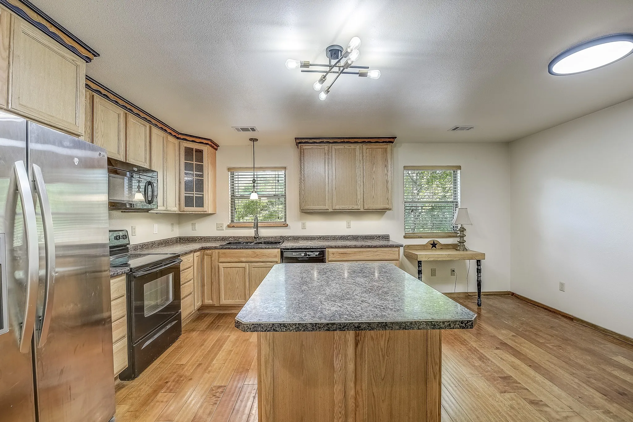 Single Family Residence For Sale in Montague County , 41 Crestline Court, Nocona, Texas 76255, 3 Bedroom, 3 Bathroom, 2 Garage spaces, 1,608 Sqft, built in 2010, Preowned, mls#21248865, Real Estate Agent in Nocona, Homes For Sale in Montague county, Homes For Sale in Nocona, Realtor in Nocona Texas, Real Estate Brokerage Independent Realty Texas, Luminita Cordes Realtor