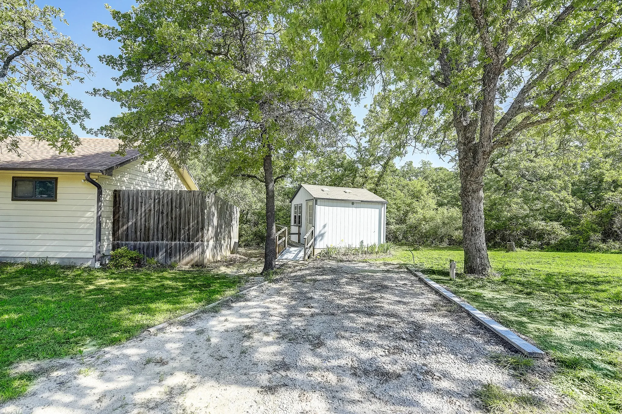 Single Family Residence For Sale in Montague County , 41 Crestline Court, Nocona, Texas 76255, 3 Bedroom, 3 Bathroom, 2 Garage spaces, 1,608 Sqft, built in 2010, Preowned, mls#21248865, Real Estate Agent in Nocona, Homes For Sale in Montague county, Homes For Sale in Nocona, Realtor in Nocona Texas, Real Estate Brokerage Independent Realty Texas, Luminita Cordes Realtor