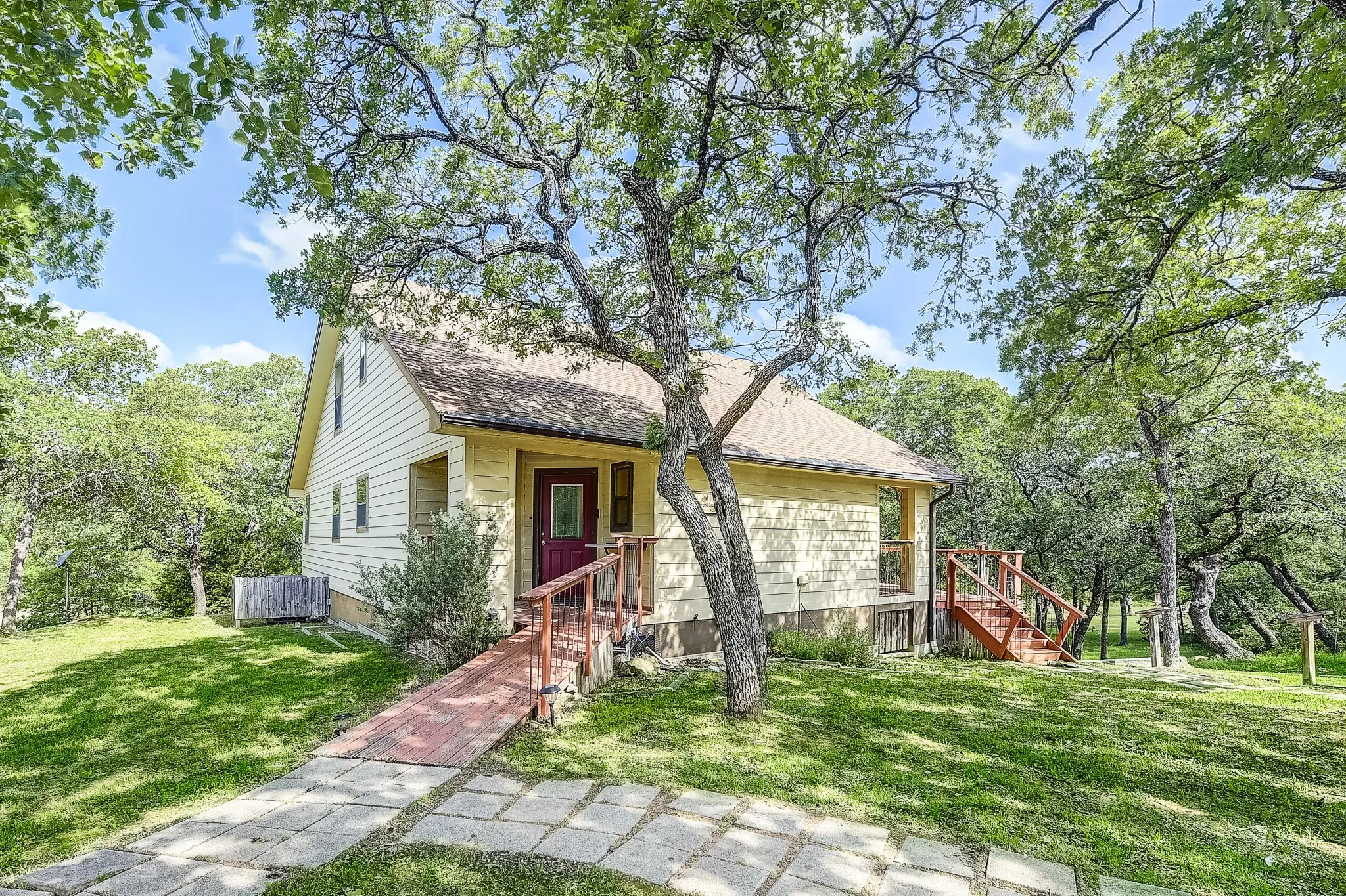 Single Family Residence For Sale in Montague County , 41 Crestline Court, Nocona, Texas 76255, 3 Bedroom, 3 Bathroom, 2 Garage spaces, 1,608 Sqft, built in 2010, Preowned, mls#21248865, Real Estate Agent in Nocona, Homes For Sale in Montague county, Homes For Sale in Nocona, Realtor in Nocona Texas, Real Estate Brokerage Independent Realty Texas, Luminita Cordes Realtor