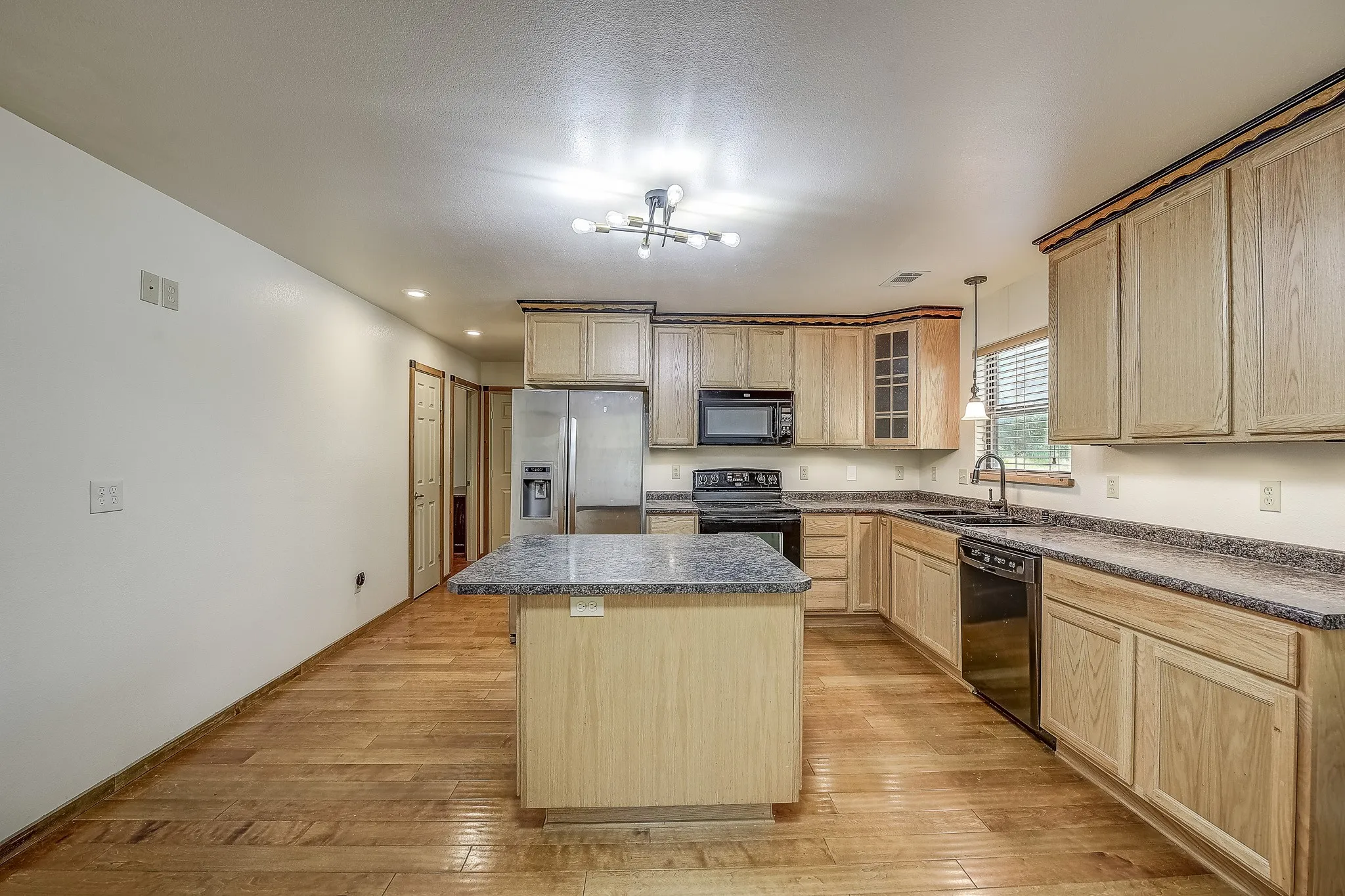 Single Family Residence For Sale in Montague County , 41 Crestline Court, Nocona, Texas 76255, 3 Bedroom, 3 Bathroom, 2 Garage spaces, 1,608 Sqft, built in 2010, Preowned, mls#21248865, Real Estate Agent in Nocona, Homes For Sale in Montague county, Homes For Sale in Nocona, Realtor in Nocona Texas, Real Estate Brokerage Independent Realty Texas, Luminita Cordes Realtor