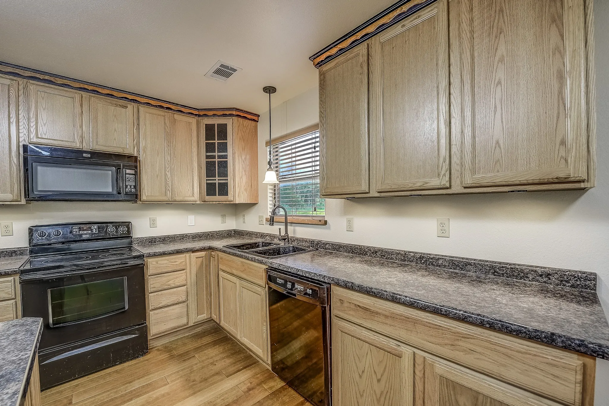 Single Family Residence For Sale in Montague County , 41 Crestline Court, Nocona, Texas 76255, 3 Bedroom, 3 Bathroom, 2 Garage spaces, 1,608 Sqft, built in 2010, Preowned, mls#21248865, Real Estate Agent in Nocona, Homes For Sale in Montague county, Homes For Sale in Nocona, Realtor in Nocona Texas, Real Estate Brokerage Independent Realty Texas, Luminita Cordes Realtor