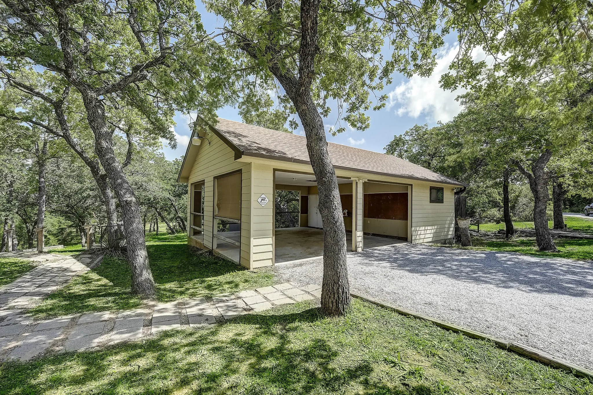 Single Family Residence For Sale in Montague County , 41 Crestline Court, Nocona, Texas 76255, 3 Bedroom, 3 Bathroom, 2 Garage spaces, 1,608 Sqft, built in 2010, Preowned, mls#21248865, Real Estate Agent in Nocona, Homes For Sale in Montague county, Homes For Sale in Nocona, Realtor in Nocona Texas, Real Estate Brokerage Independent Realty Texas, Luminita Cordes Realtor
