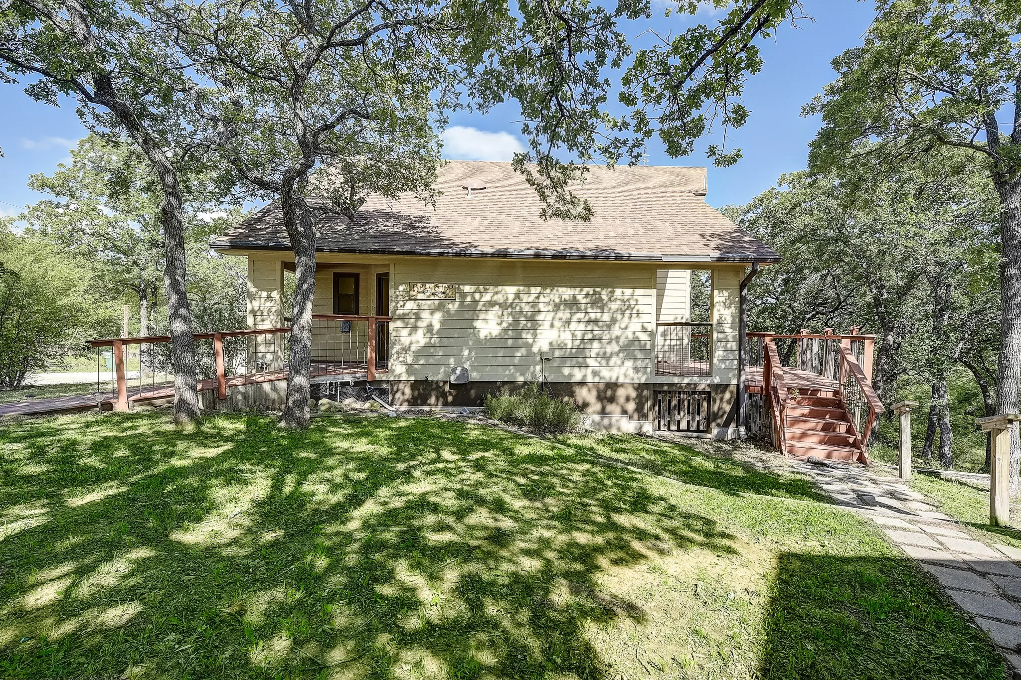 Single Family Residence For Sale in Montague County , 41 Crestline Court, Nocona, Texas 76255, 3 Bedroom, 3 Bathroom, 2 Garage spaces, 1,608 Sqft, built in 2010, Preowned, mls#21248865, Real Estate Agent in Nocona, Homes For Sale in Montague county, Homes For Sale in Nocona, Realtor in Nocona Texas, Real Estate Brokerage Independent Realty Texas, Luminita Cordes Realtor