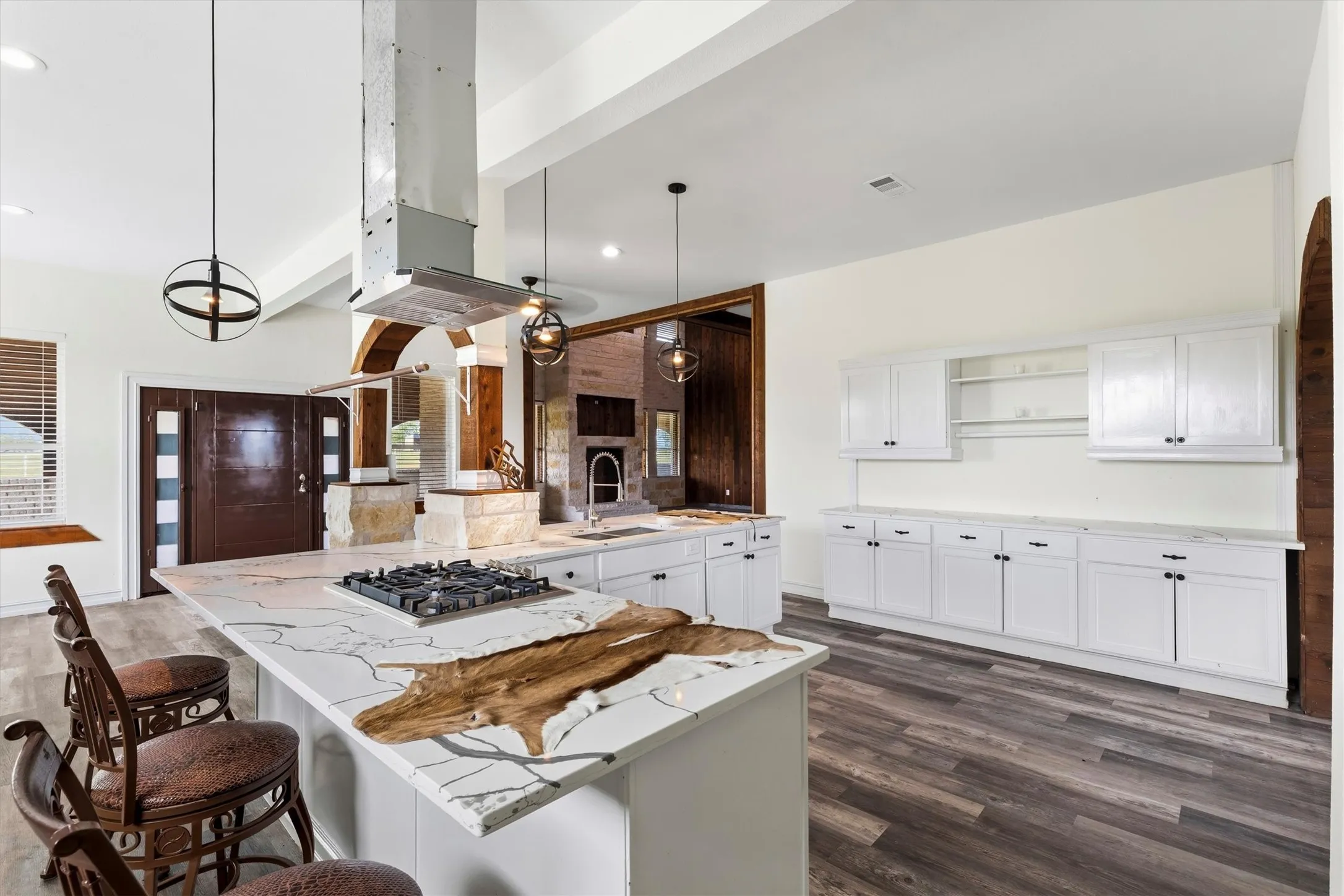 Farm For Sale in Ellis County , 241 Gentry Road, Ennis, Texas 75119, 7 Bedroom, 4 Bathroom, 4 Garage spaces, 5,150 Sqft, built in 2019, New Construction - Complete, mls#21246256, Real Estate Agent in Ennis, Homes For Sale in Ellis county, Homes For Sale in Ennis, Realtor in Ennis Texas, Real Estate Brokerage Independent Realty Texas, Luminita Cordes Realtor
