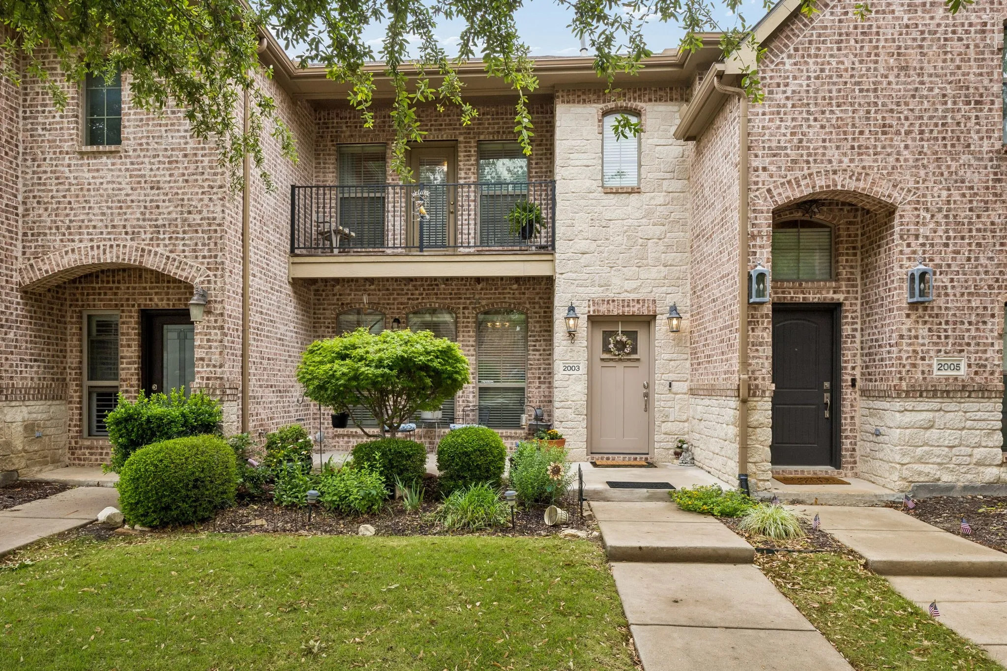The drive up to this townhome brings warmth and charm!