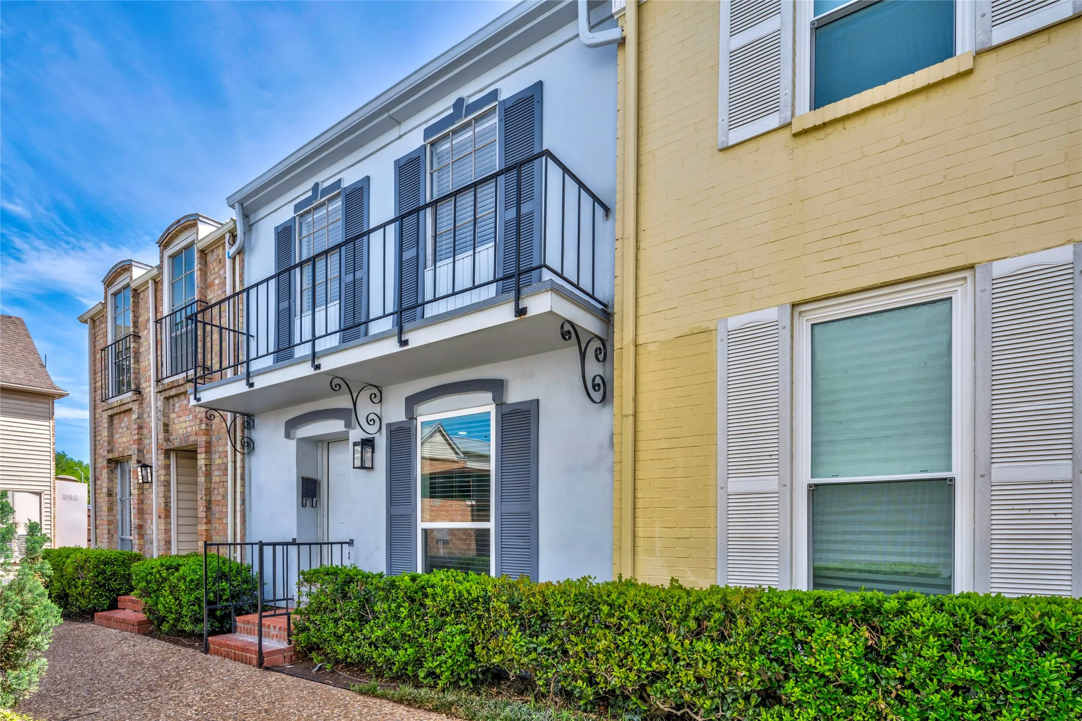 Condominium For Sale in Dallas County , 9818 Valley Meadow Place, Dallas, Texas 75220, 2 Bedroom, 2 Bathroom, Garage spaces, 1,034 Sqft, built in 1968, mls#21243322, Real Estate Agent in Dallas, Homes For Sale in Dallas county, Homes For Sale in Dallas, Realtor in Dallas Texas, Real Estate Brokerage Independent Realty Texas, Luminita Cordes Realtor