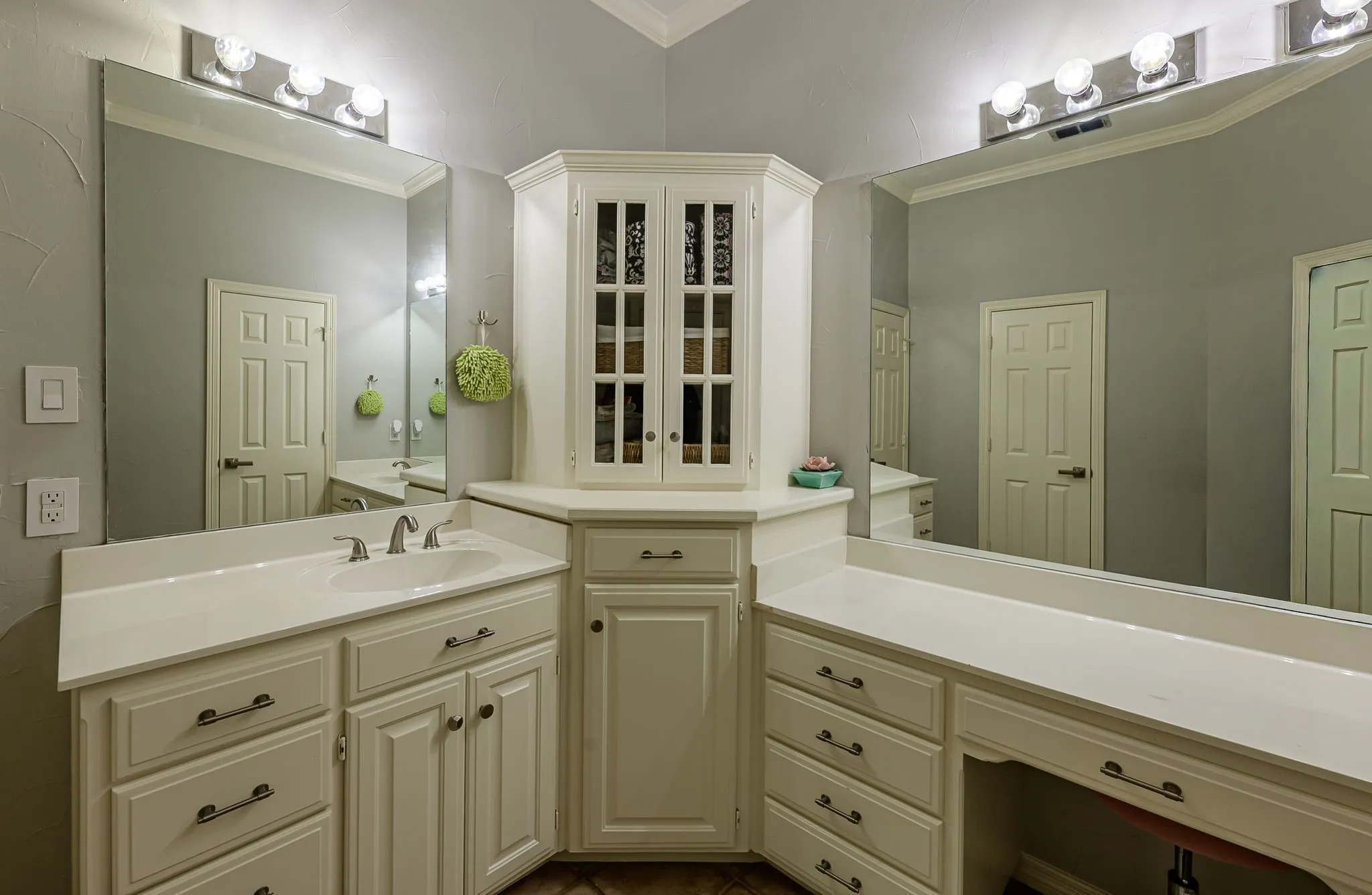 Single Family Residence For Sale in Smith County , 5701 Churchill Drive, Tyler, Texas 75703, 3 Bedroom, 3 Bathroom, 2 Garage spaces, 2,941 Sqft, built in 1991, mls#21244903, Real Estate Agent in Tyler, Homes For Sale in Smith county, Homes For Sale in Tyler, Realtor in Tyler Texas, Real Estate Brokerage Independent Realty Texas, Luminita Cordes Realtor
