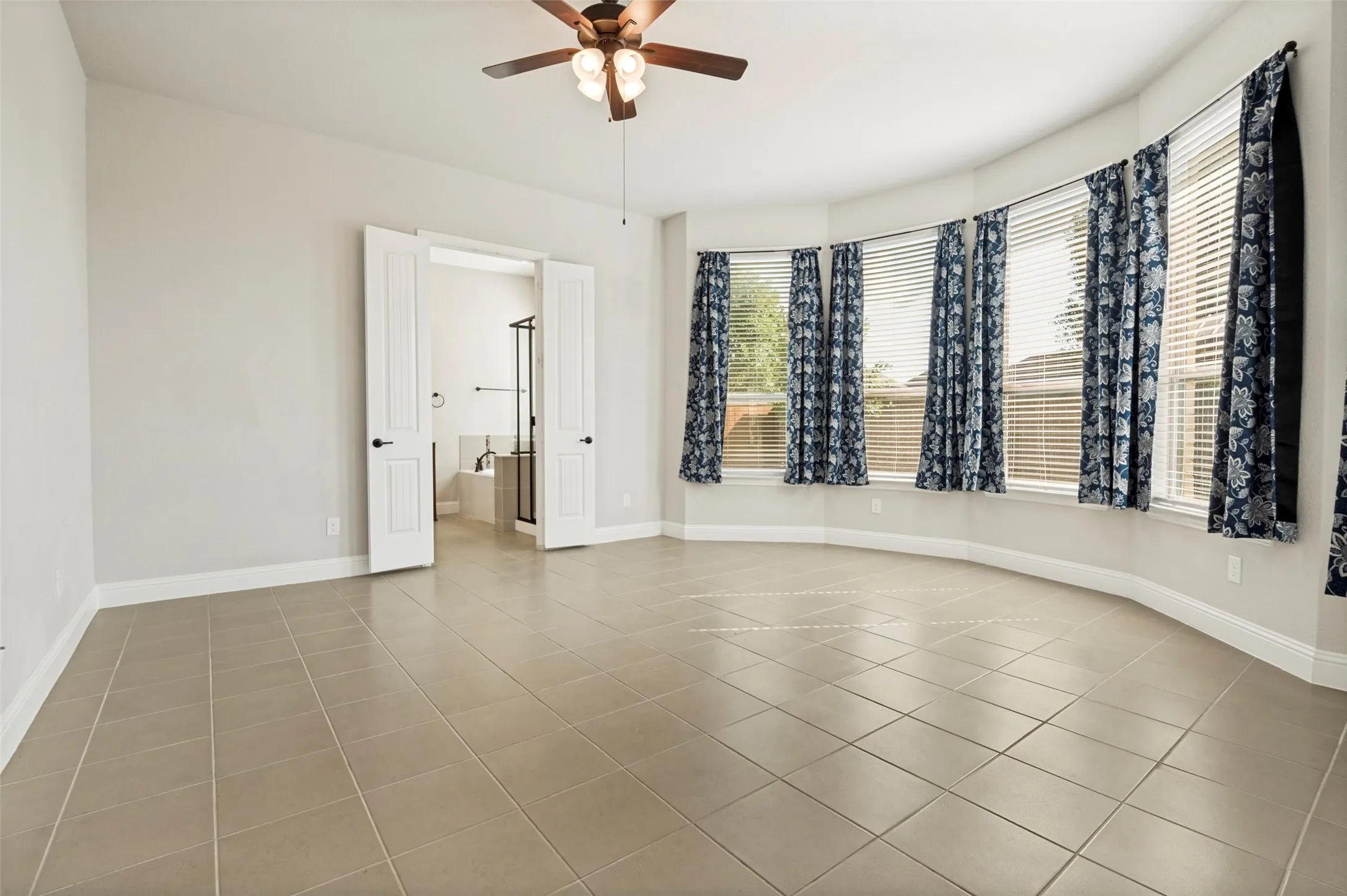 Single Family Residence For Sale in Ellis County , 1812 Graham Way, Mansfield, Texas 76063, 3 Bedroom, 3 Bathroom, 2 Garage spaces, 2,681 Sqft, built in 2021, Preowned, mls#21195213, Real Estate Agent in Mansfield, Homes For Sale in Ellis county, Homes For Sale in Mansfield, Realtor in Mansfield Texas, Real Estate Brokerage Independent Realty Texas, Luminita Cordes Realtor