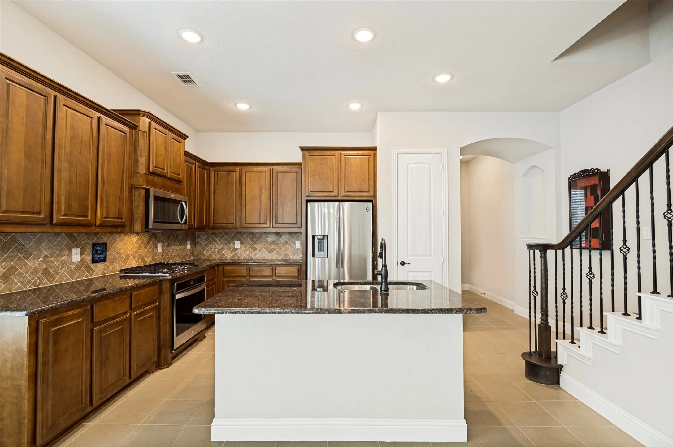 Single Family Residence For Sale in Ellis County , 1812 Graham Way, Mansfield, Texas 76063, 3 Bedroom, 3 Bathroom, 2 Garage spaces, 2,681 Sqft, built in 2021, Preowned, mls#21195213, Real Estate Agent in Mansfield, Homes For Sale in Ellis county, Homes For Sale in Mansfield, Realtor in Mansfield Texas, Real Estate Brokerage Independent Realty Texas, Luminita Cordes Realtor