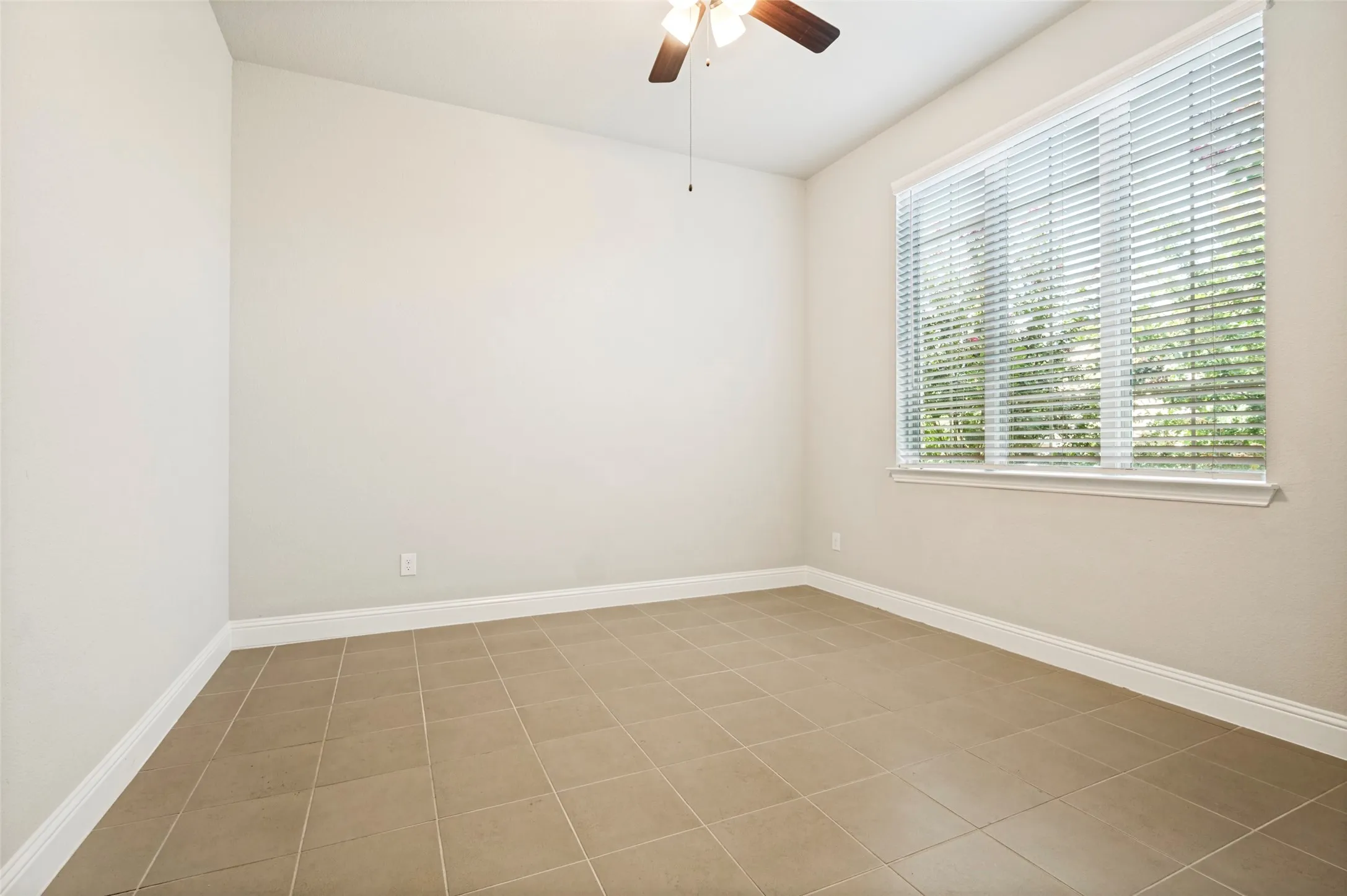 Single Family Residence For Sale in Ellis County , 1812 Graham Way, Mansfield, Texas 76063, 3 Bedroom, 3 Bathroom, 2 Garage spaces, 2,681 Sqft, built in 2021, Preowned, mls#21195213, Real Estate Agent in Mansfield, Homes For Sale in Ellis county, Homes For Sale in Mansfield, Realtor in Mansfield Texas, Real Estate Brokerage Independent Realty Texas, Luminita Cordes Realtor