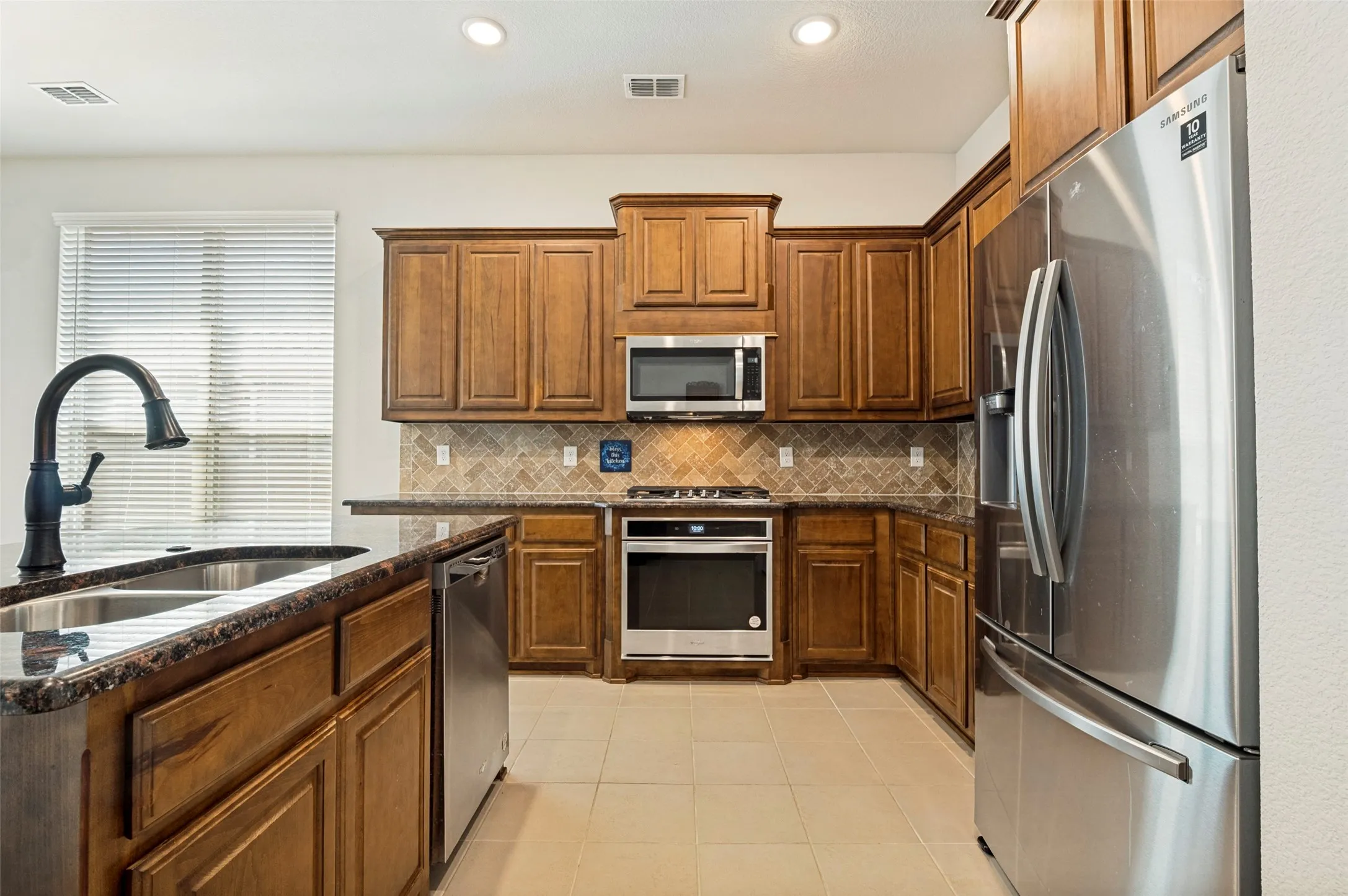 Single Family Residence For Sale in Ellis County , 1812 Graham Way, Mansfield, Texas 76063, 3 Bedroom, 3 Bathroom, 2 Garage spaces, 2,681 Sqft, built in 2021, Preowned, mls#21195213, Real Estate Agent in Mansfield, Homes For Sale in Ellis county, Homes For Sale in Mansfield, Realtor in Mansfield Texas, Real Estate Brokerage Independent Realty Texas, Luminita Cordes Realtor