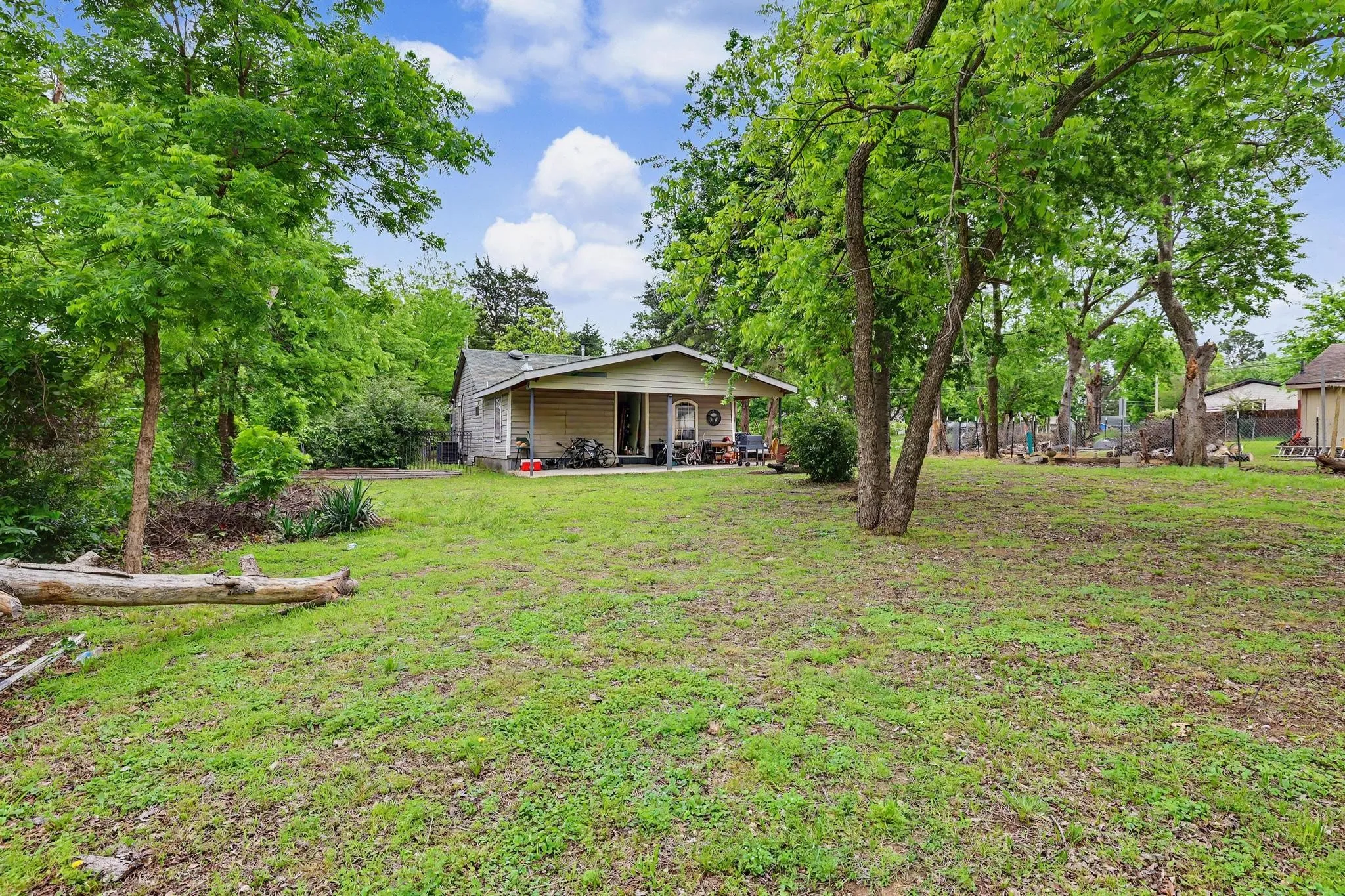 Single Family Residence For Sale in Fannin County , 205 S Main Street, Bonham, Texas 75418, 2 Bedrooms, 2 Bathrooms, Garage spaces, 1,148 Sqft, built in 1941, Preowned, Price $120,000, mls#21247567, Real Estate Agent in Bonham, Homes For Sale in Fannin county, Homes For Sale in Bonham, Realtor in Bonham Texas, Real Estate Brokerage Independent Realty Texas, Luminita Cordes Realtor