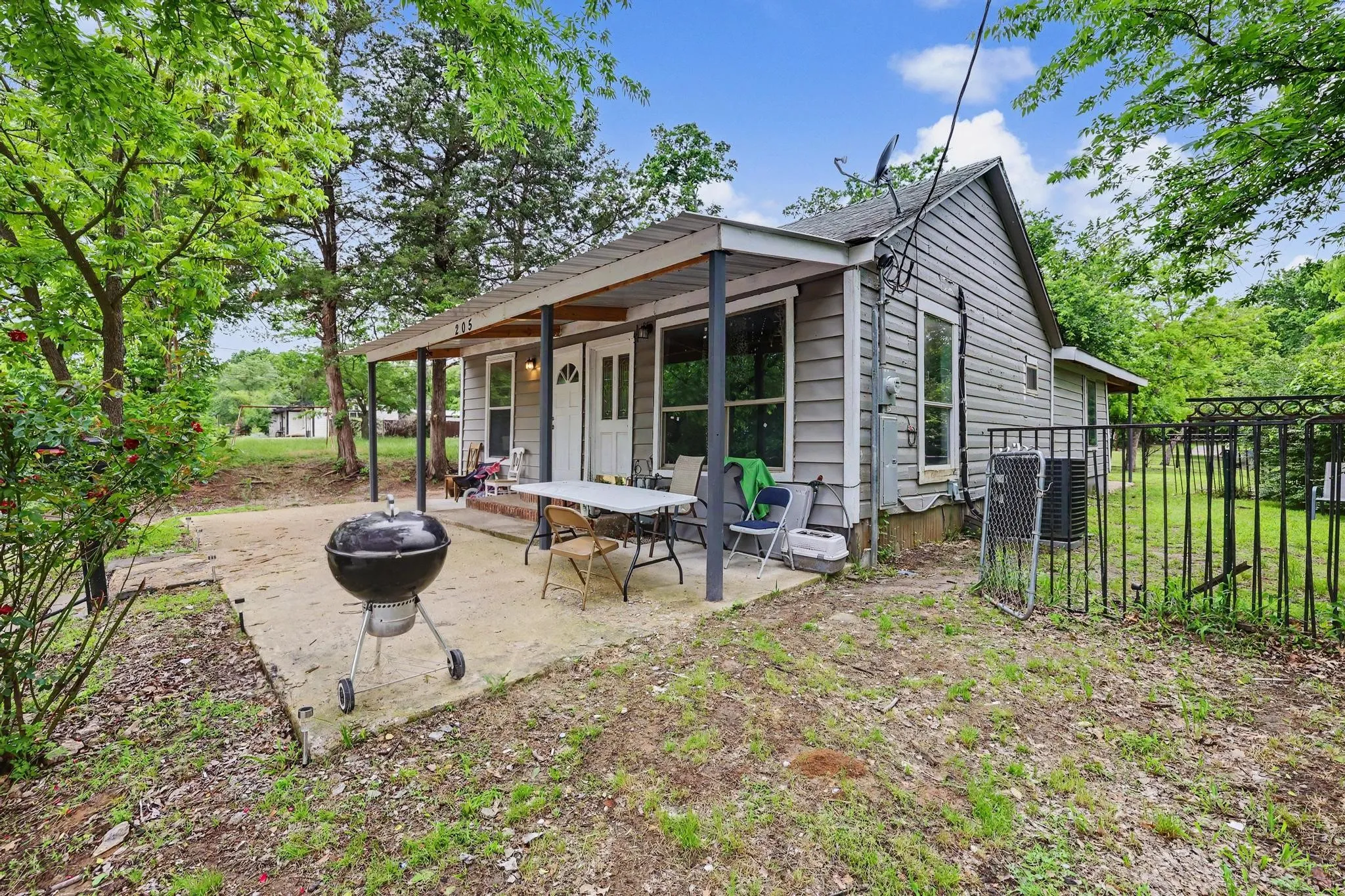 Single Family Residence For Sale in Fannin County , 205 S Main Street, Bonham, Texas 75418, 2 Bedrooms, 2 Bathrooms, Garage spaces, 1,148 Sqft, built in 1941, Preowned, Price $120,000, mls#21247567, Real Estate Agent in Bonham, Homes For Sale in Fannin county, Homes For Sale in Bonham, Realtor in Bonham Texas, Real Estate Brokerage Independent Realty Texas, Luminita Cordes Realtor