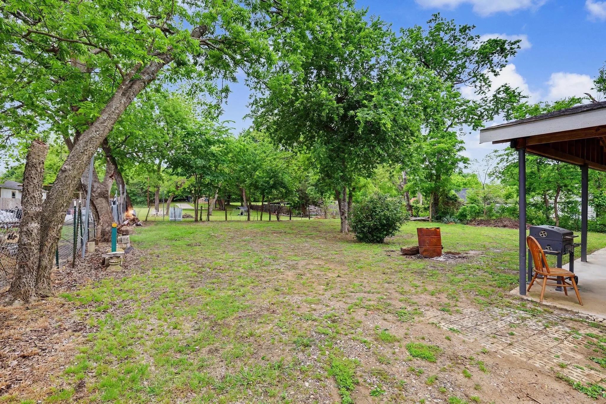 Single Family Residence For Sale in Fannin County , 205 S Main Street, Bonham, Texas 75418, 2 Bedrooms, 2 Bathrooms, Garage spaces, 1,148 Sqft, built in 1941, Preowned, Price $120,000, mls#21247567, Real Estate Agent in Bonham, Homes For Sale in Fannin county, Homes For Sale in Bonham, Realtor in Bonham Texas, Real Estate Brokerage Independent Realty Texas, Luminita Cordes Realtor