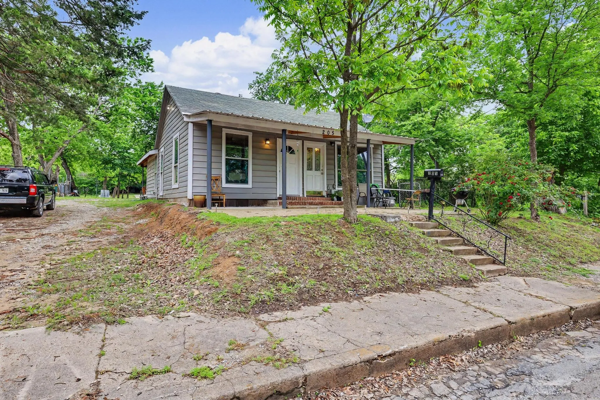 Single Family Residence For Sale in Fannin County , 205 S Main Street, Bonham, Texas 75418, 2 Bedrooms, 2 Bathrooms, Garage spaces, 1,148 Sqft, built in 1941, Preowned, Price $120,000, mls#21247567, Real Estate Agent in Bonham, Homes For Sale in Fannin county, Homes For Sale in Bonham, Realtor in Bonham Texas, Real Estate Brokerage Independent Realty Texas, Luminita Cordes Realtor