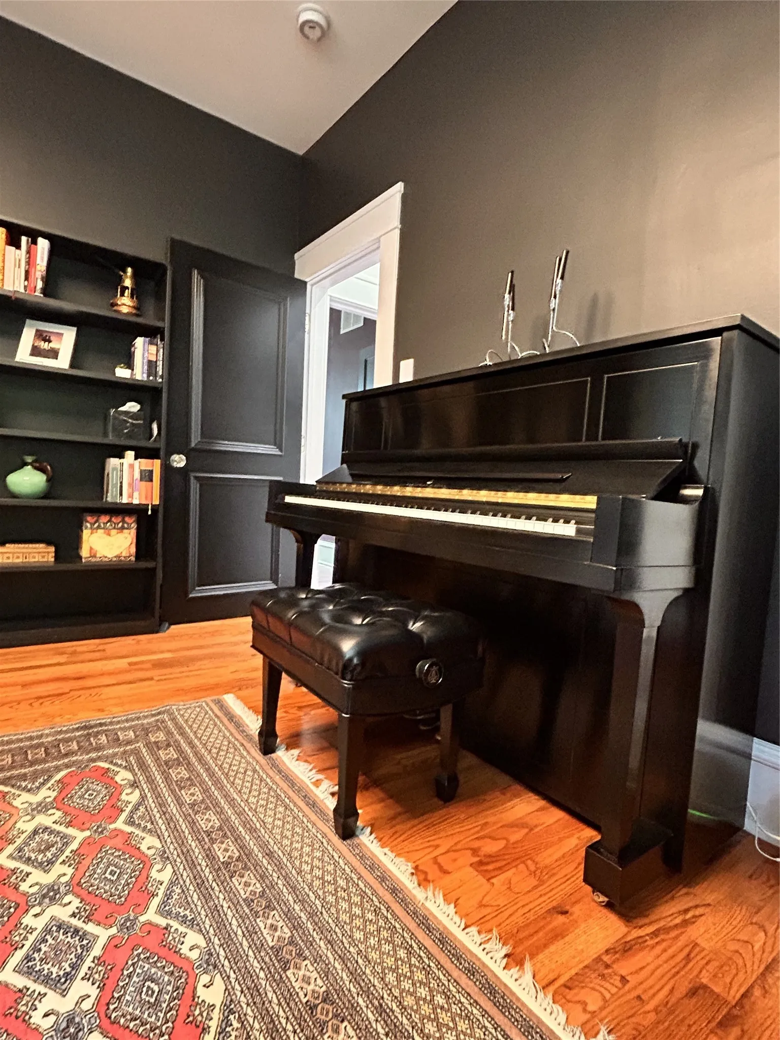 Single Family Residence For Sale in Dallas County , 802 Haines Avenue, Dallas, Texas 75208, 4 Bedroom, 3 Bathroom, 1 Garage spaces, 3,596 Sqft, built in 1918, mls#21244982, Real Estate Agent in Dallas, Homes For Sale in Dallas county, Homes For Sale in Dallas, Realtor in Dallas Texas, Real Estate Brokerage Independent Realty Texas, Luminita Cordes Realtor